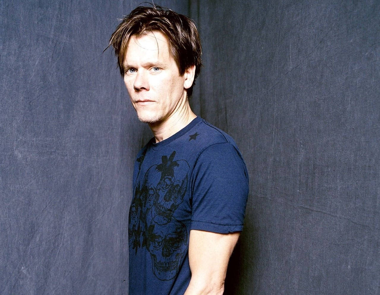 Kevin Bacon, gray wall, dark blue t-shirt, SD Desktop Wallpaper