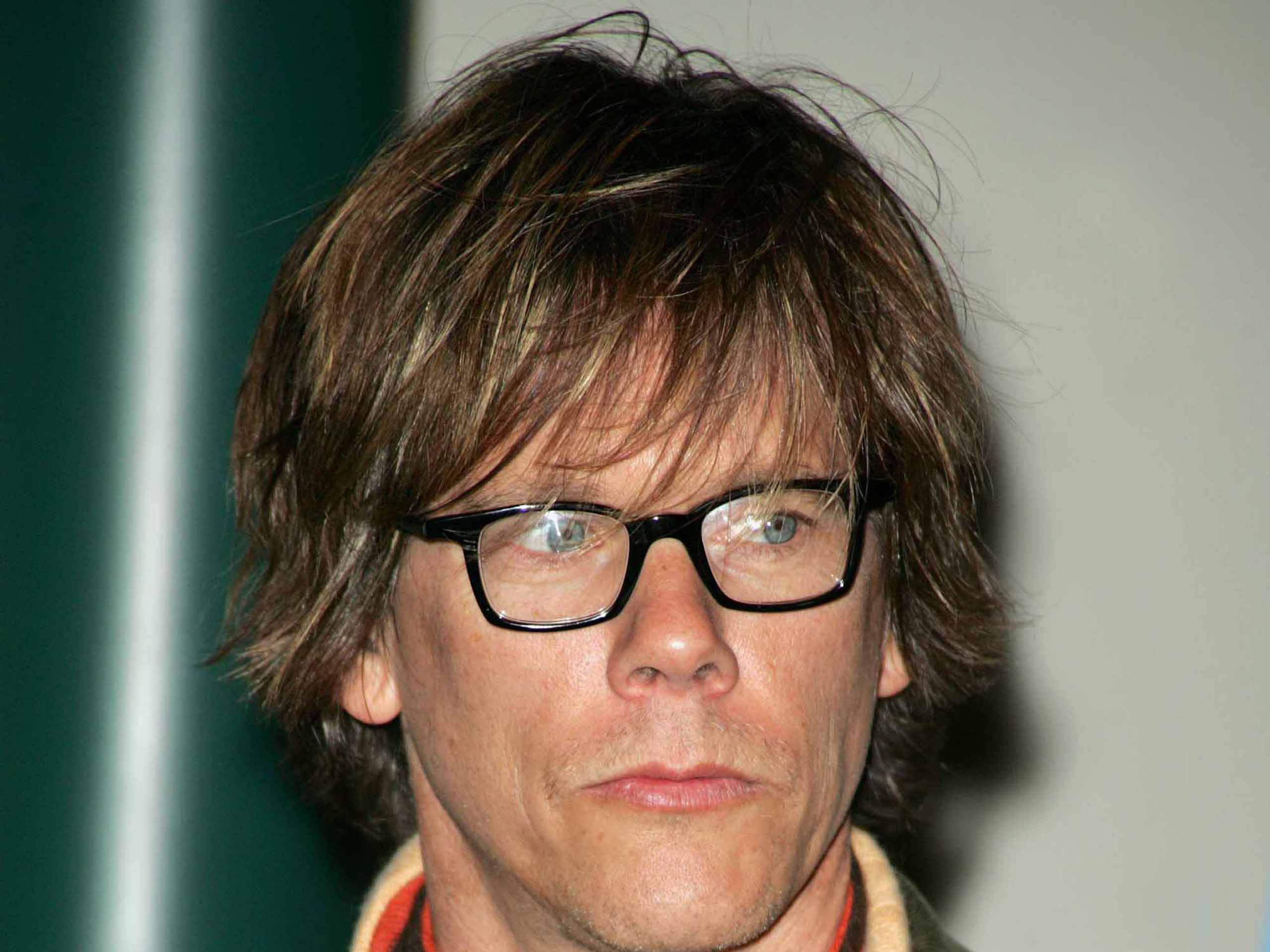 Kevin Bacon, long hairstyle, tousled brown hair, 2K Desktop Wallpaper