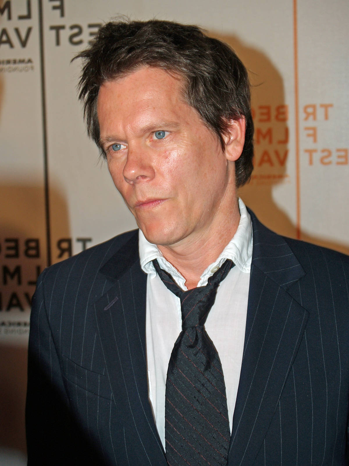 Kevin Bacon, pinstripe suit, loosened tie, HD Phone Wallpaper