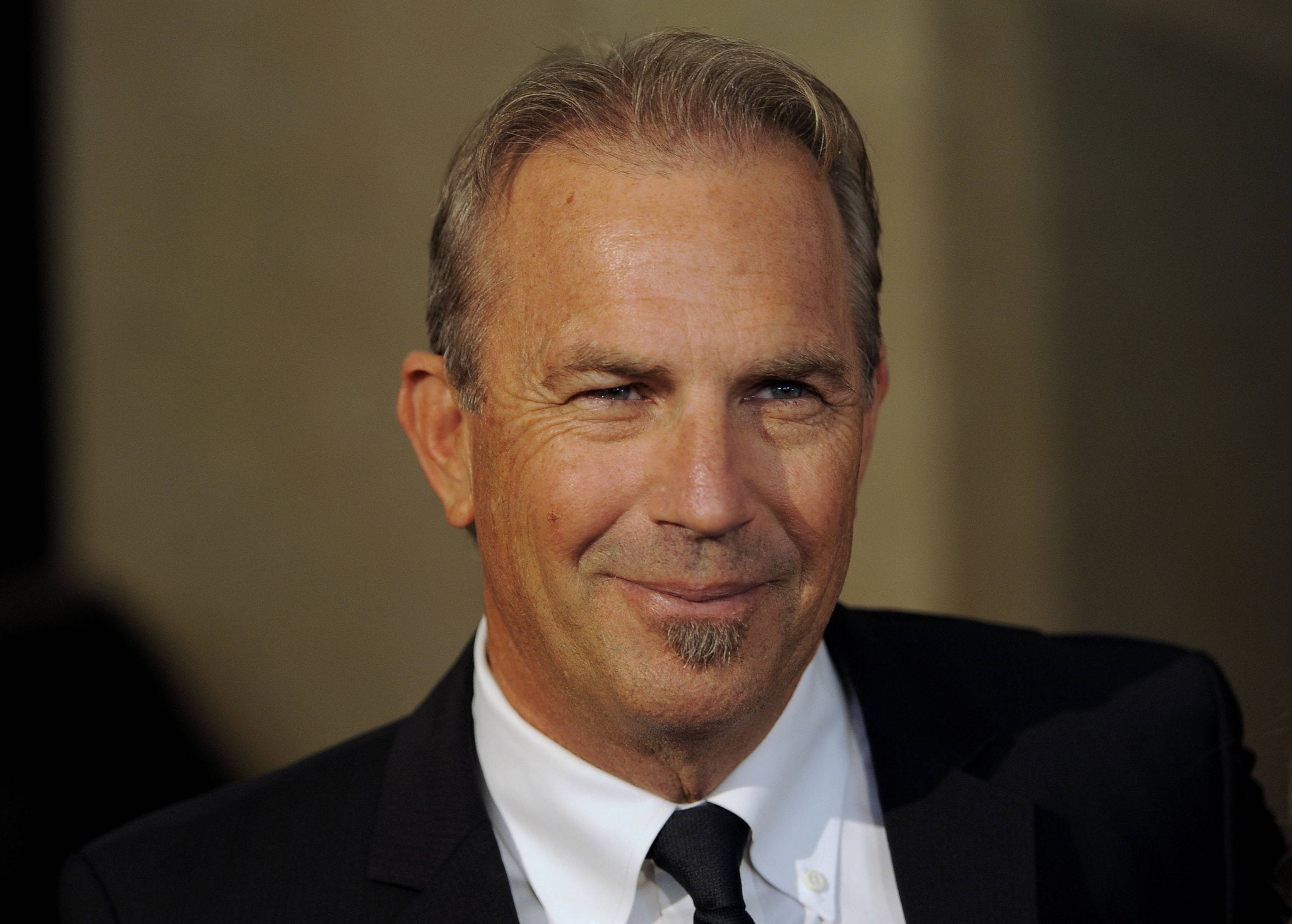 Kevin Costner, middle-aged man, gray hair, 5K Desktop Wallpaper