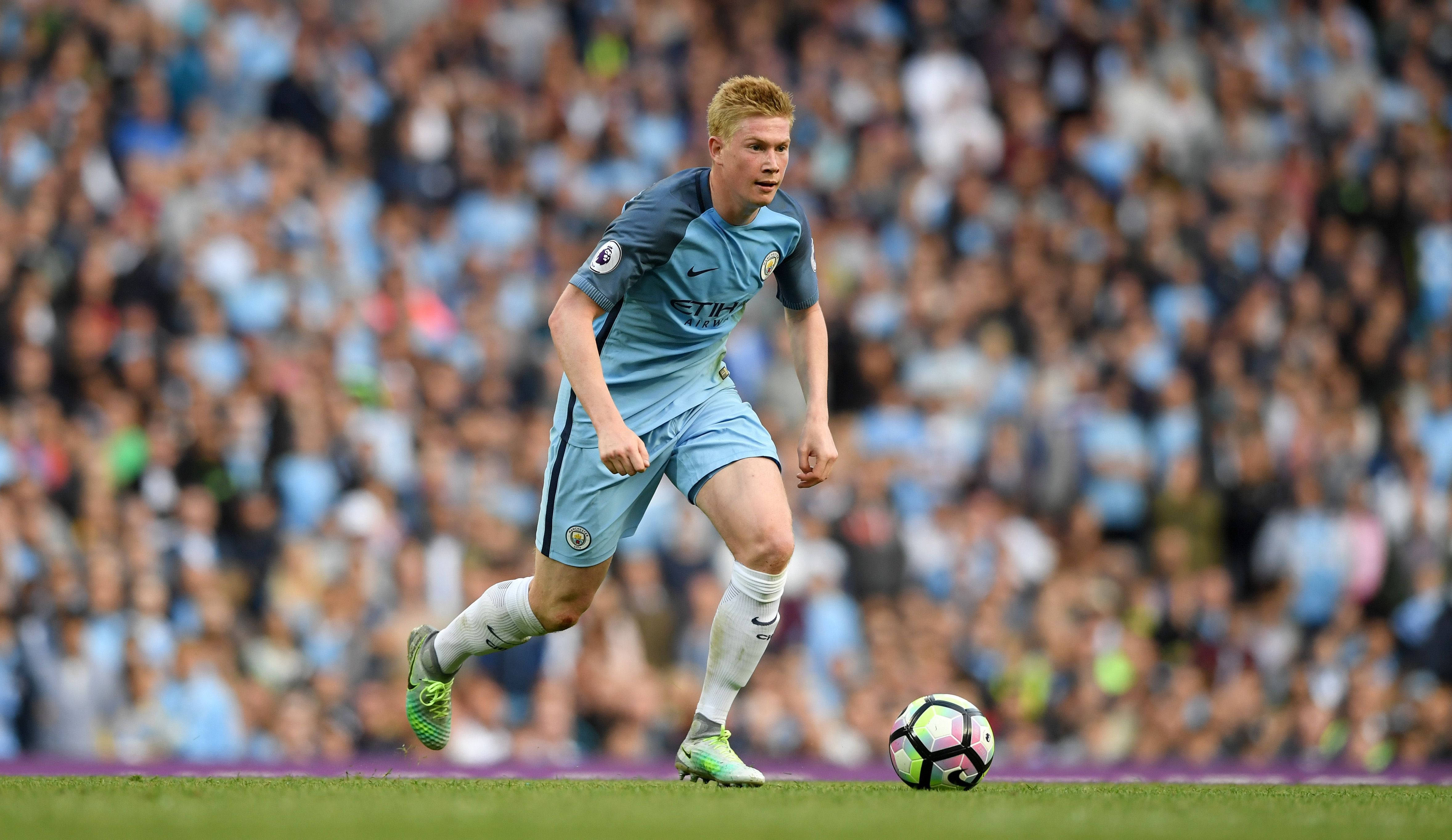 Kevin De Bruyne, light blue kit, colorful ball, 4K Desktop Wallpaper