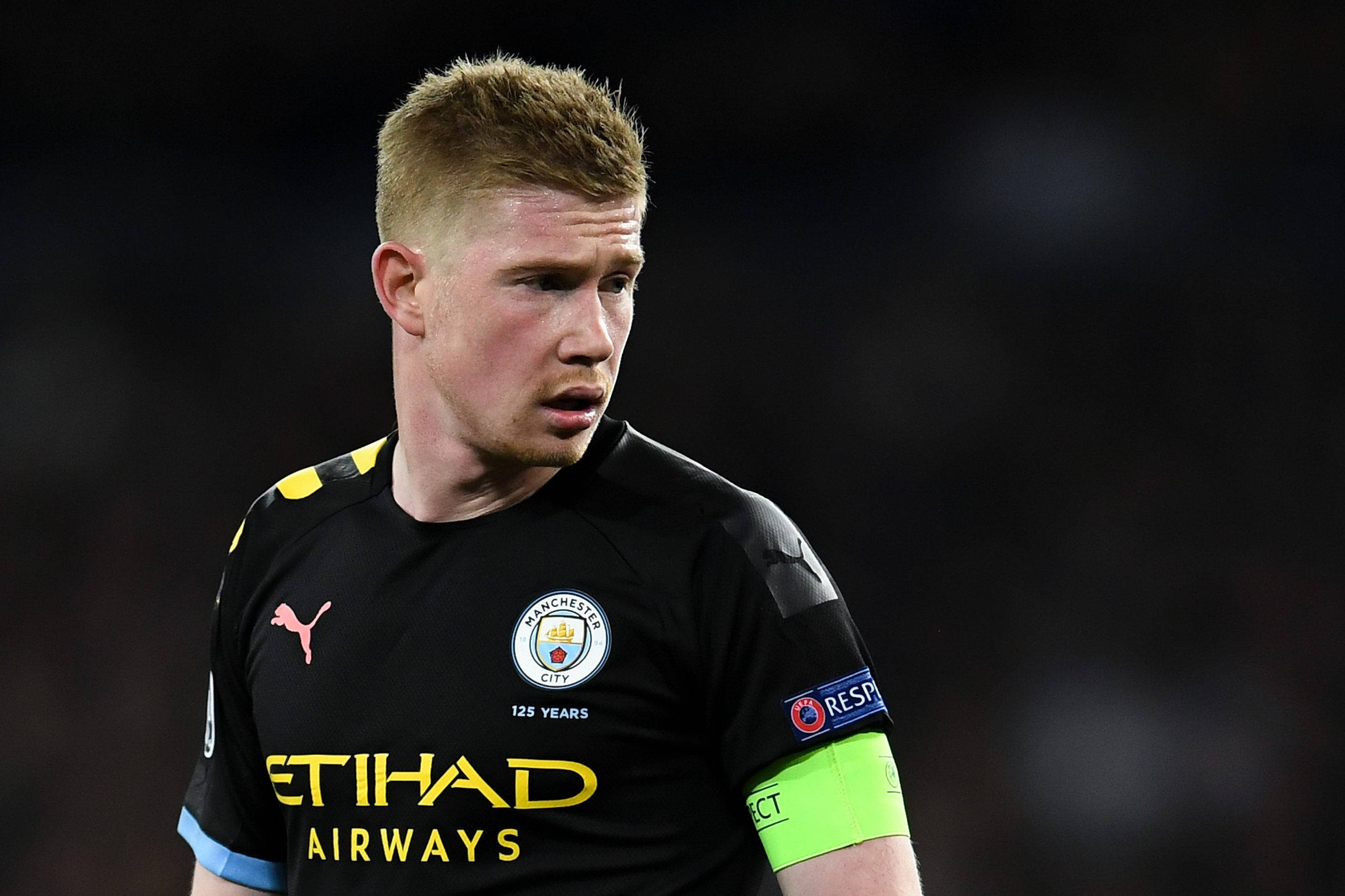 Kevin De Bruyne, black Manchester City jersey, yellow accents, 2K Desktop Wallpaper