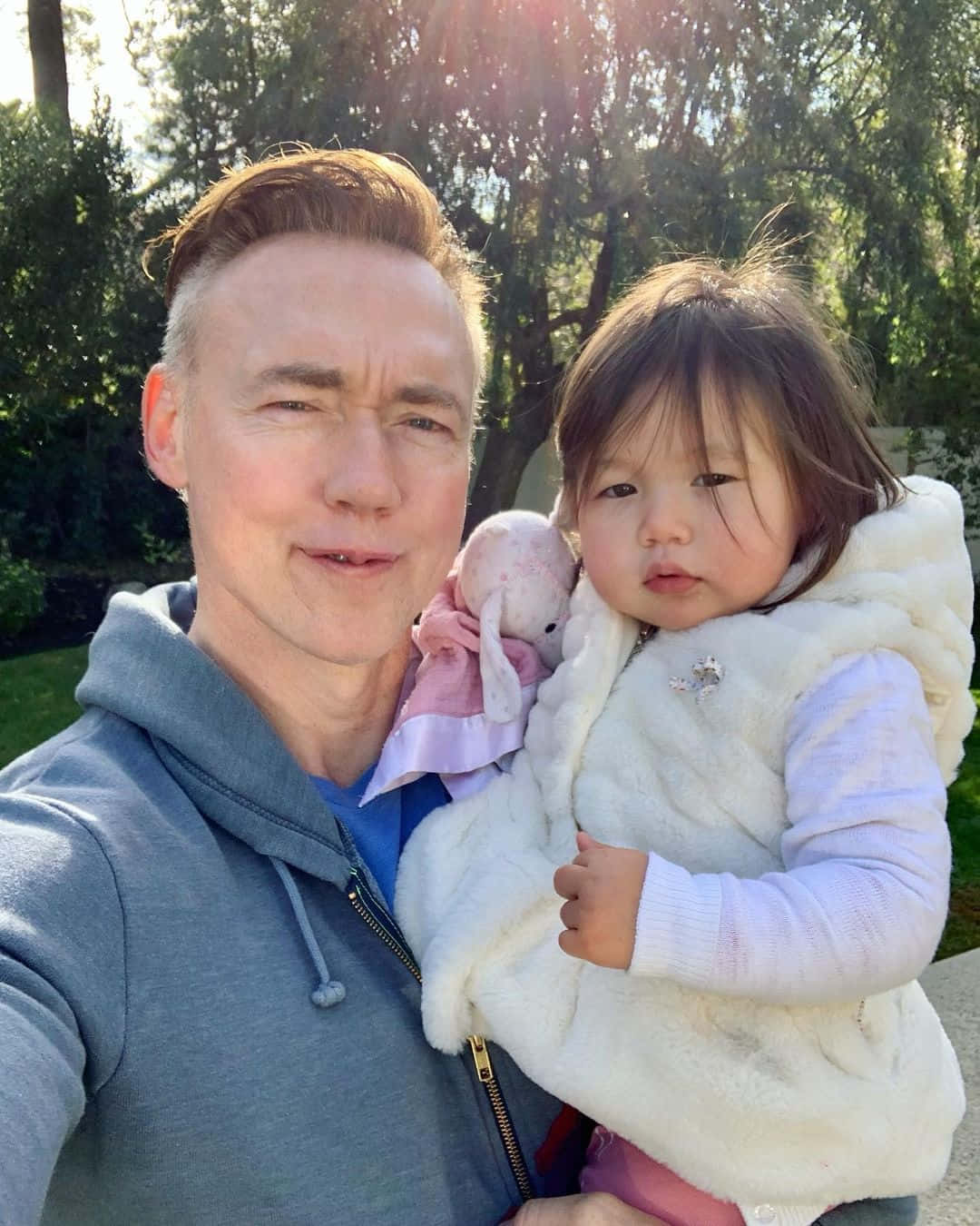 Kevin Durand, toddler, fluffy white vest, HD Phone Wallpaper