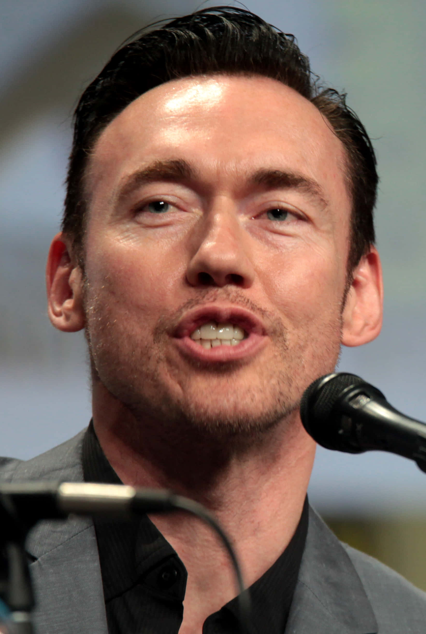 Kevin Durand, microphone, panel event, 2K Phone Wallpaper