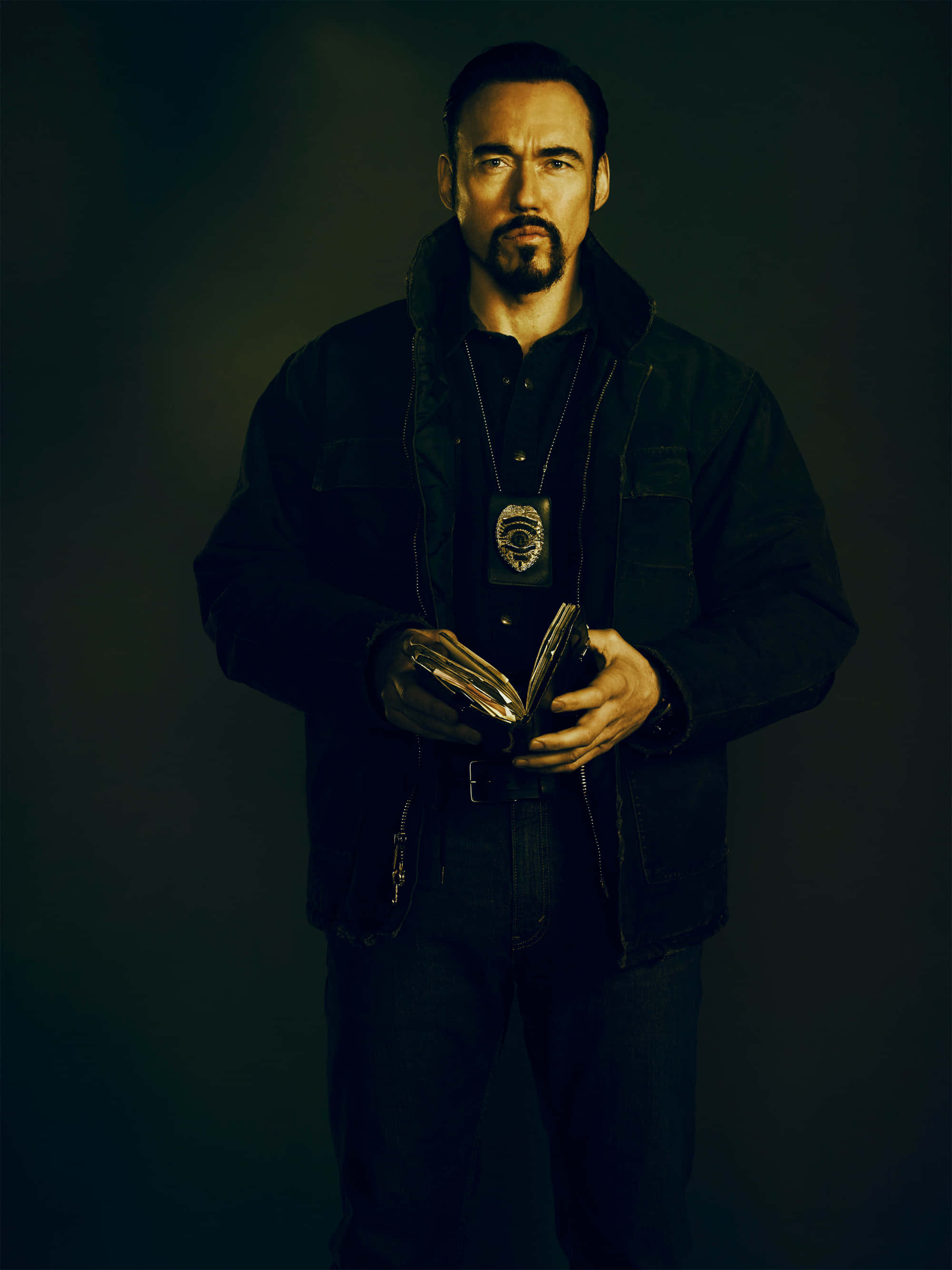 Kevin Durand, black-and-white snapshot, stern police officer, 2K Phone Wallpaper