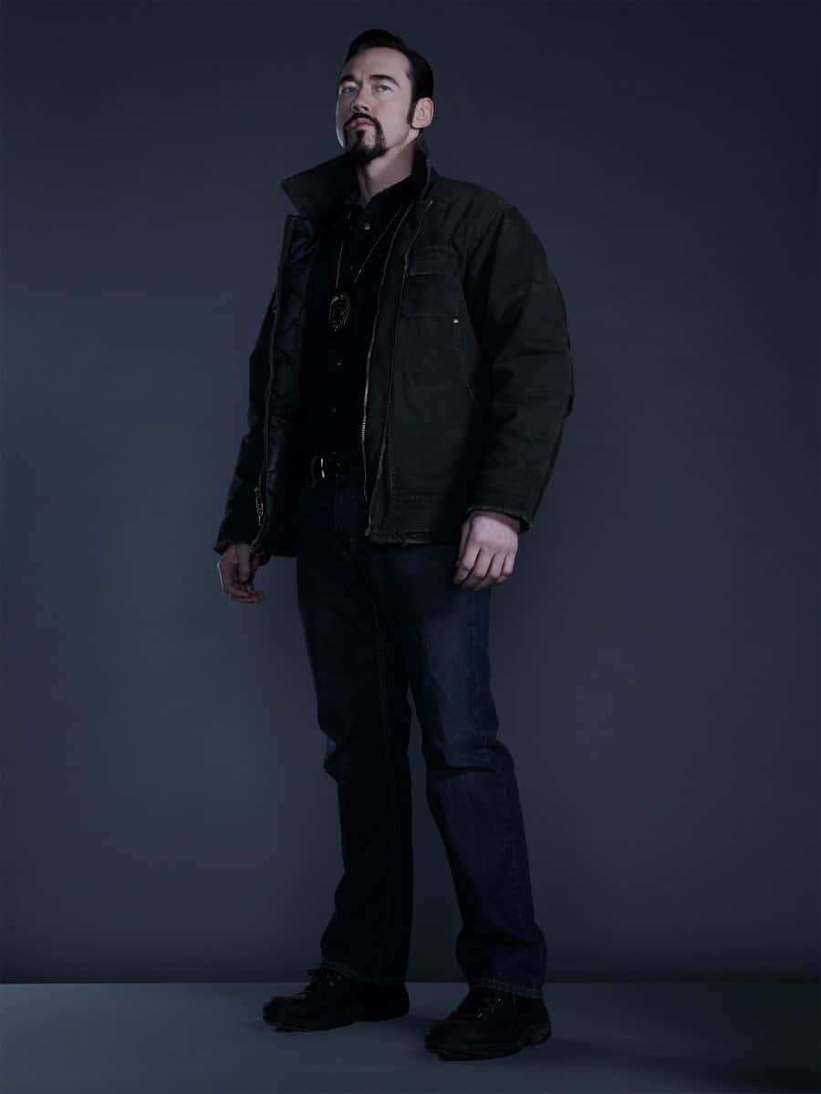 Kevin Durand, dark jacket, jeans, SD Phone Wallpaper
