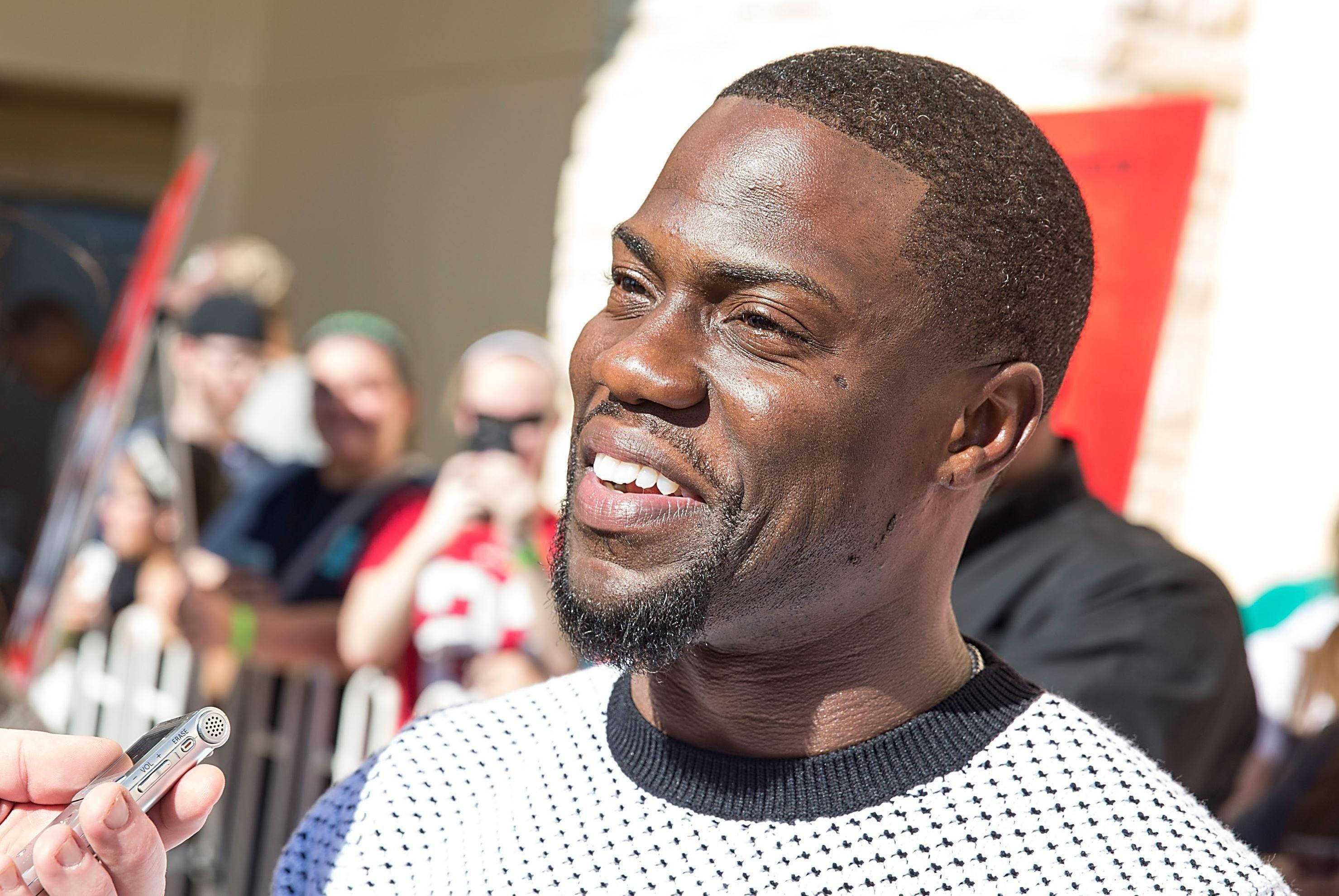 Kevin Hart, microphone, sunny outdoor event, 2K Desktop Wallpaper