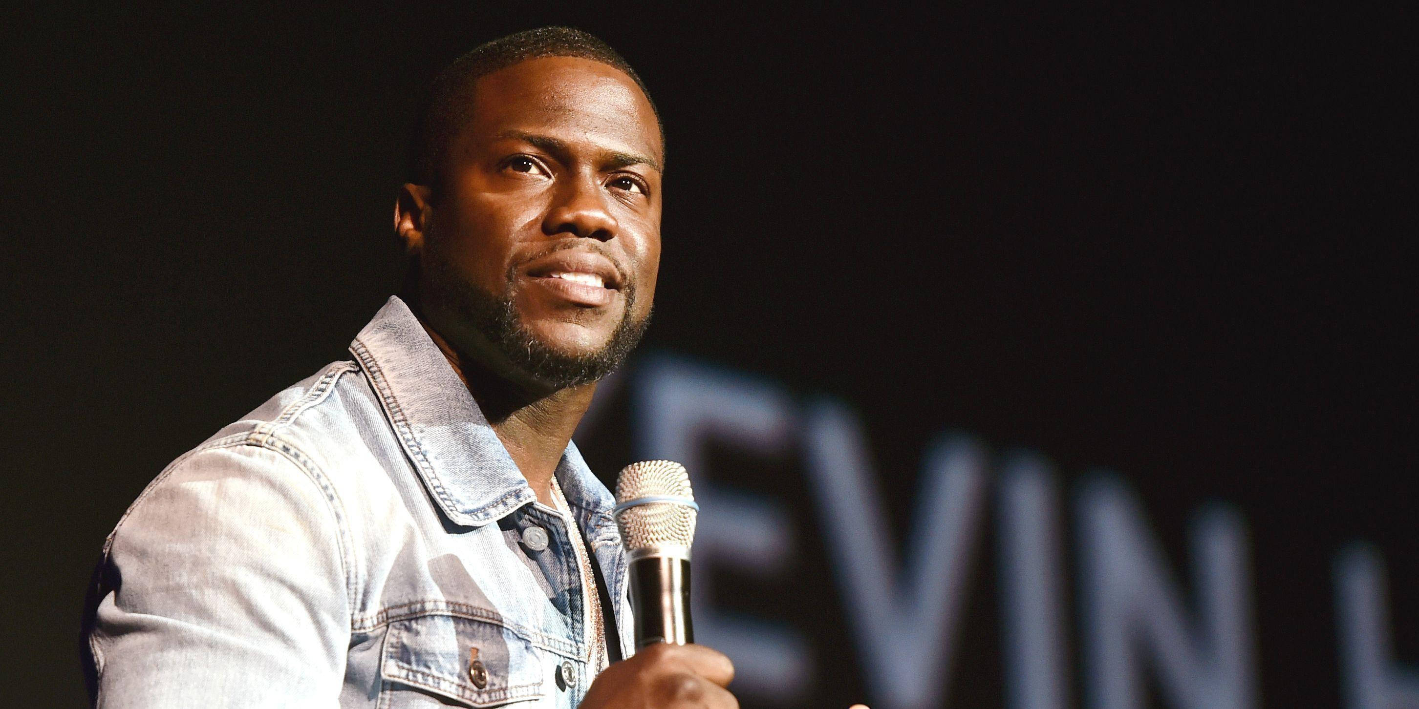 Kevin Hart, stage, microphone, 2K Desktop Wallpaper