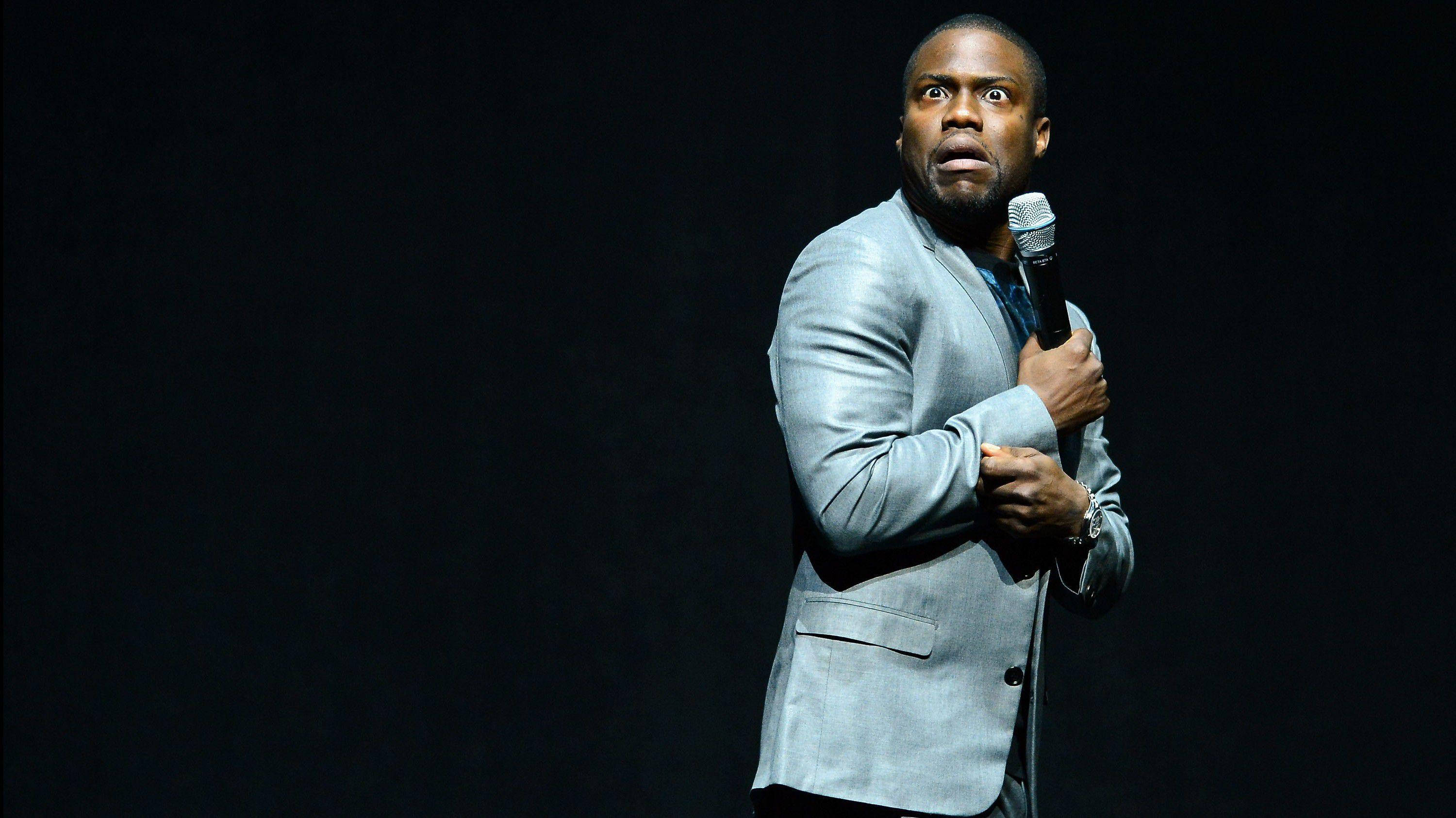 Kevin Hart, microphone, black backdrop, 2K Desktop Wallpaper