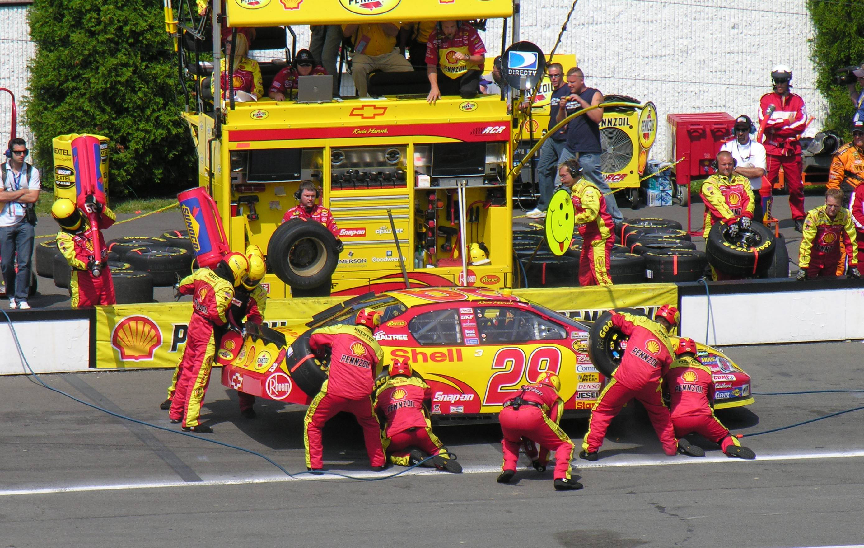 Kevin Harvick, Shell-sponsored race car, red and yellow uniforms, 2K Desktop Wallpaper
