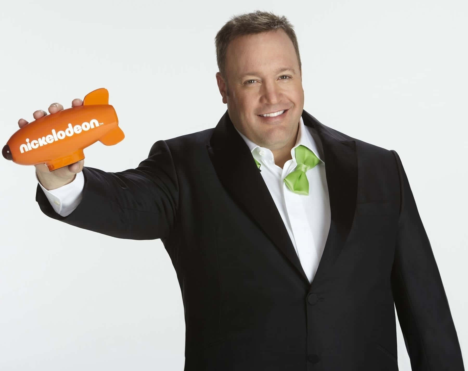 Kevin James, black tuxedo, bright green bow tie, HD Desktop Wallpaper