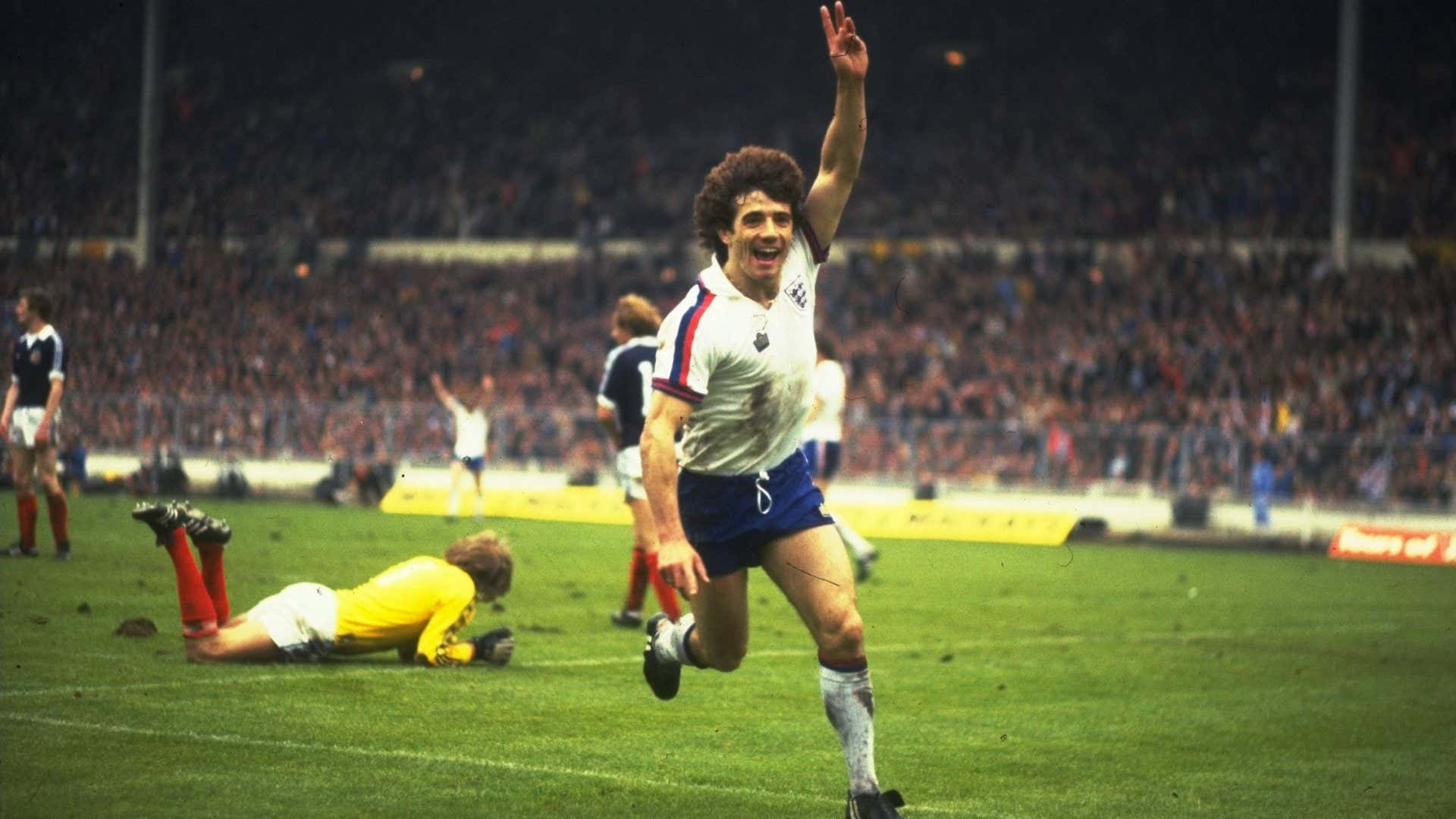 Kevin Keegan, white jersey, packed stadium field, Full HD Desktop Wallpaper