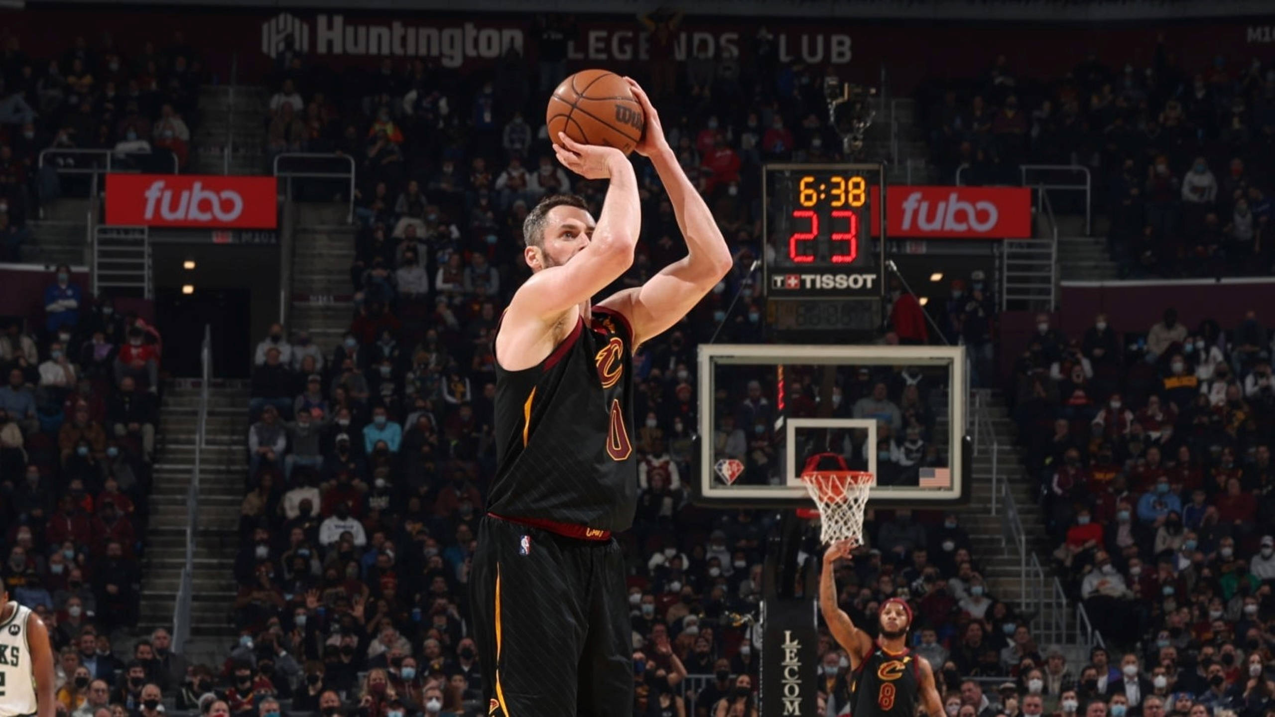 Kevin Love, black and gold uniform, jump shot, 2K Desktop Wallpaper