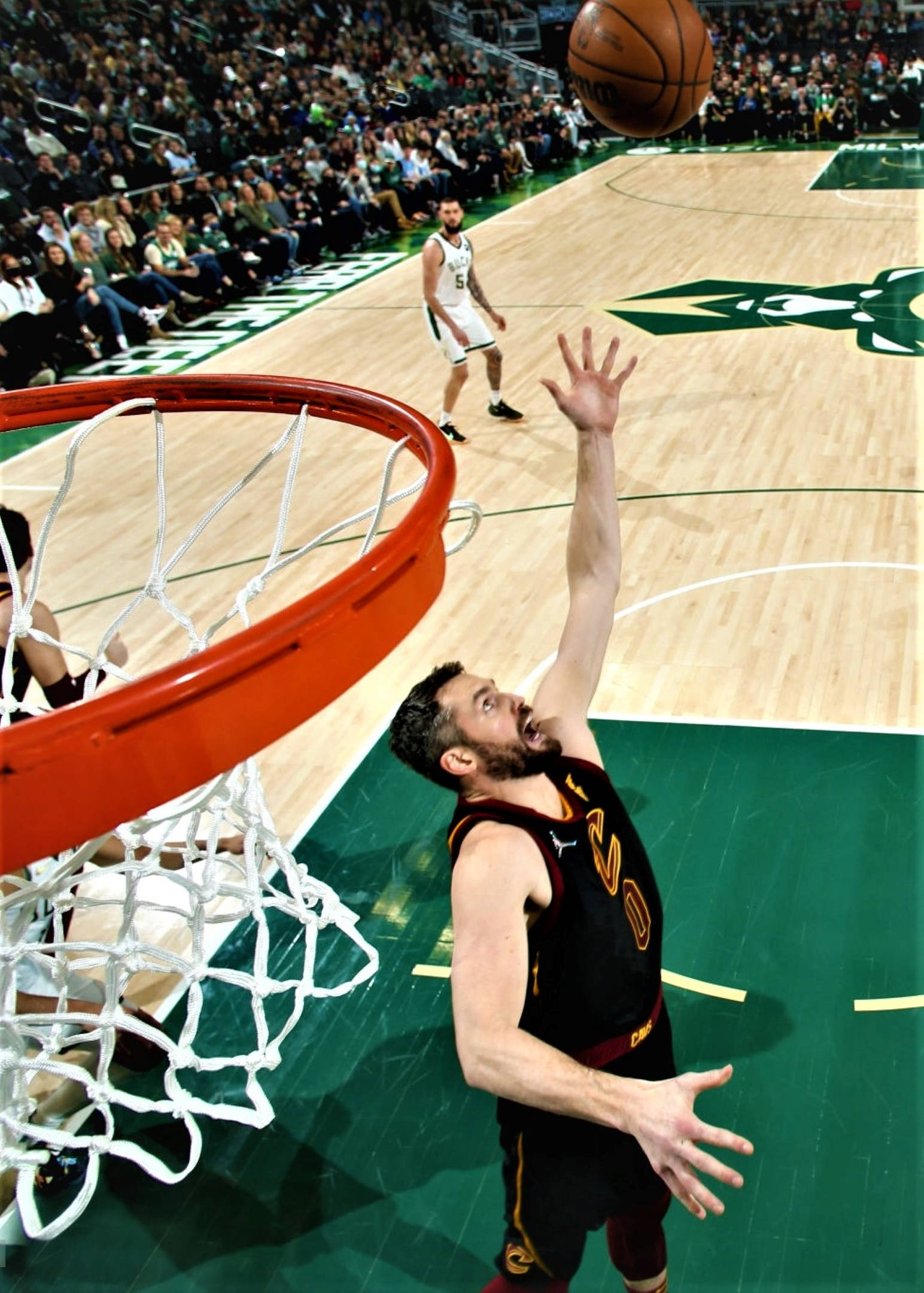 Kevin Love, basketball player, leaps toward the hoop, Full HD Phone Wallpaper