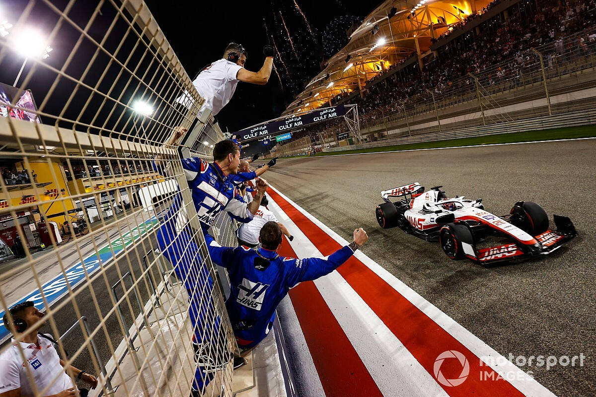 Kevin Magnussen, Formula 1 car, finish line, SD Desktop Wallpaper