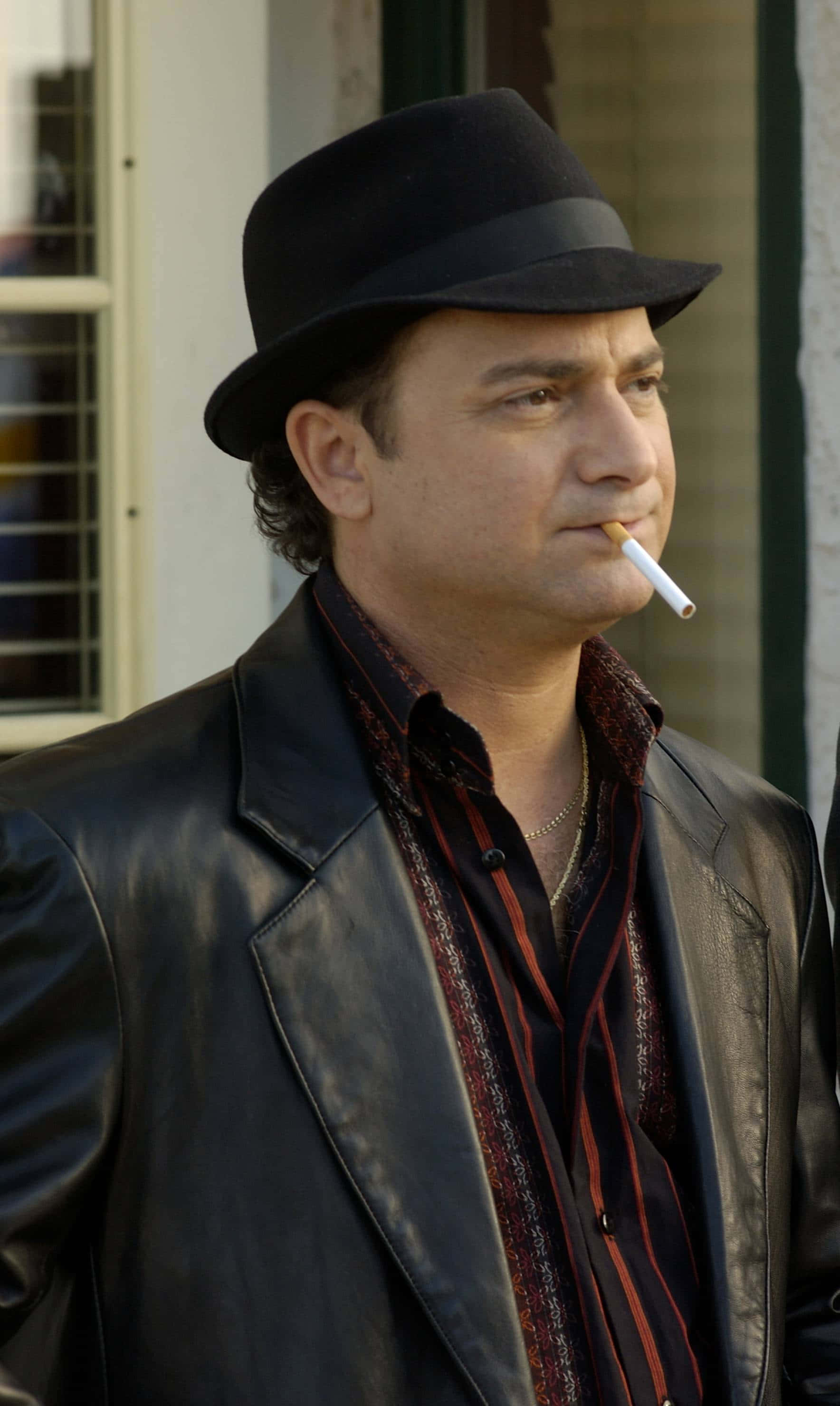 Kevin Pollak, black fedora, leather jacket, 2K Phone Wallpaper