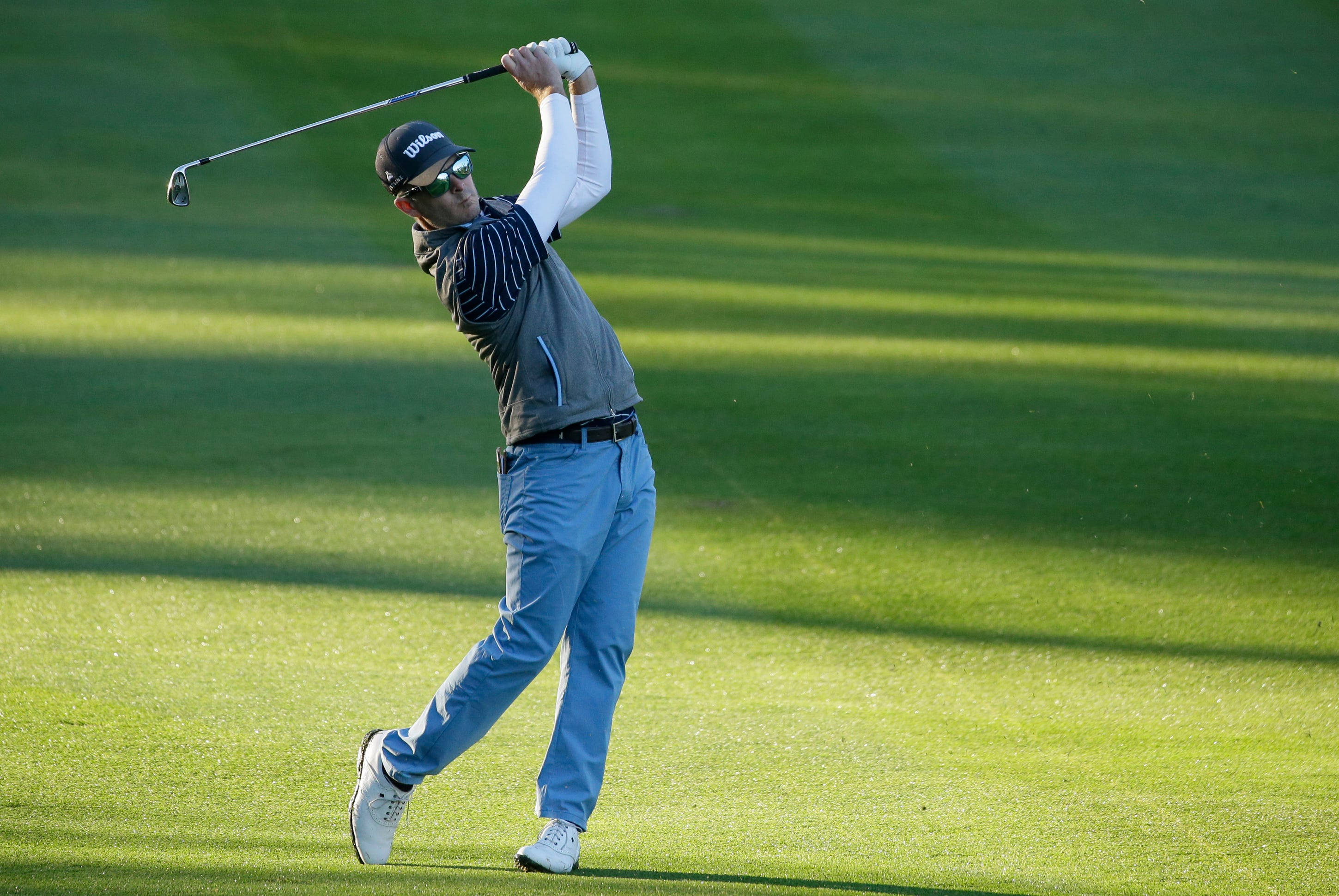 Kevin Streelman, mid-swing, sunlit green course, 2K Desktop Wallpaper