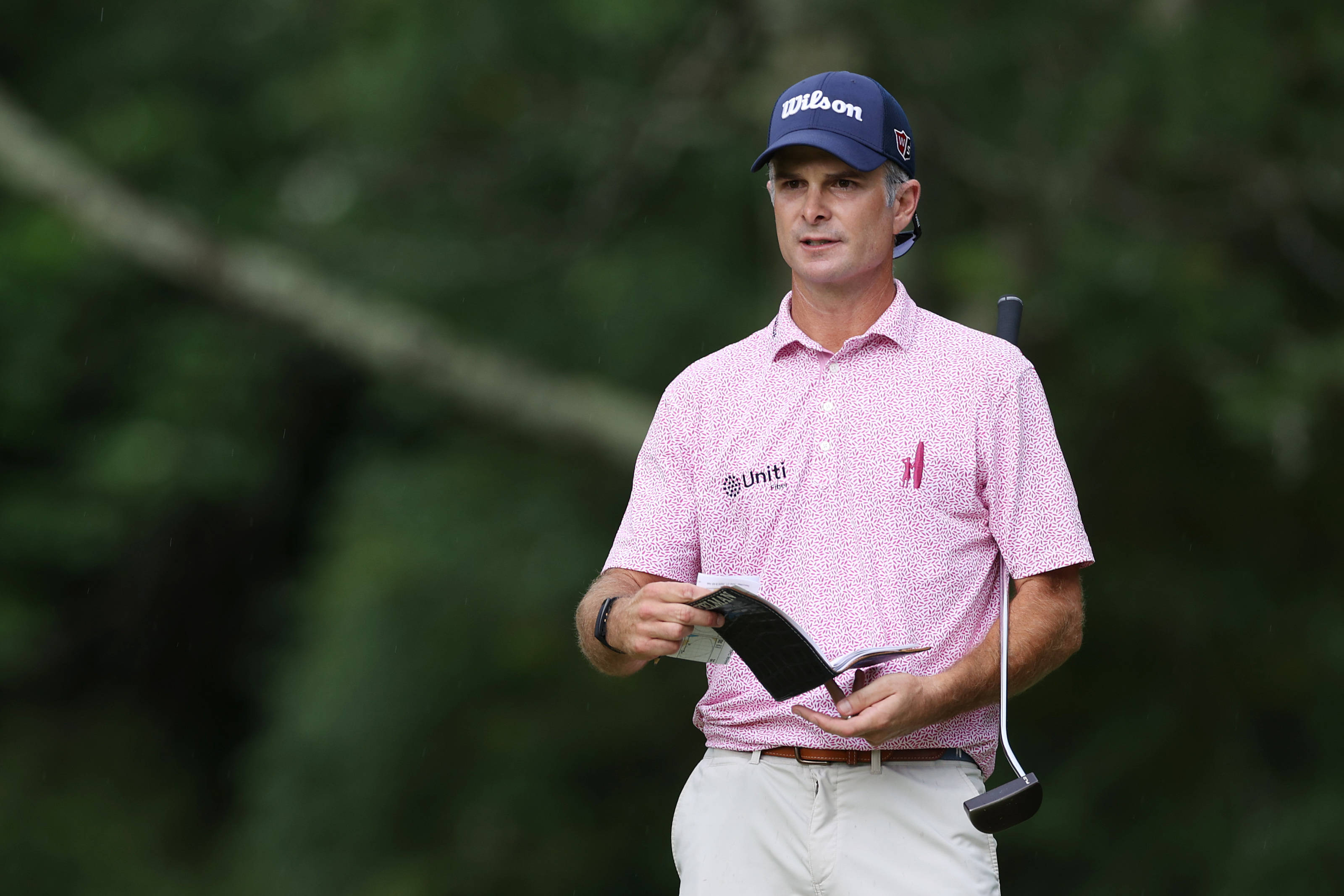 Kevin Streelman, pink patterned shirt, blue cap, 2K Desktop Wallpaper