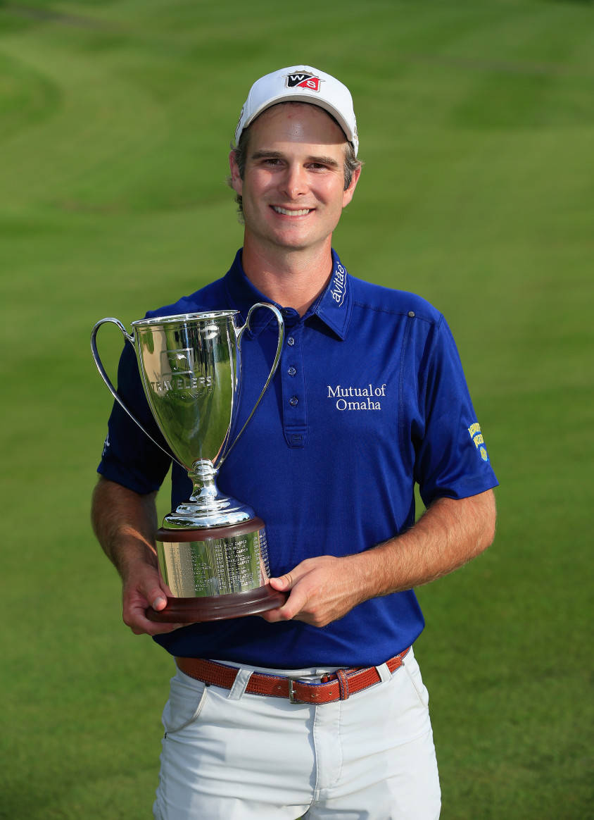Kevin Streelman, blue polo shirt, silver trophy, SD Phone Wallpaper