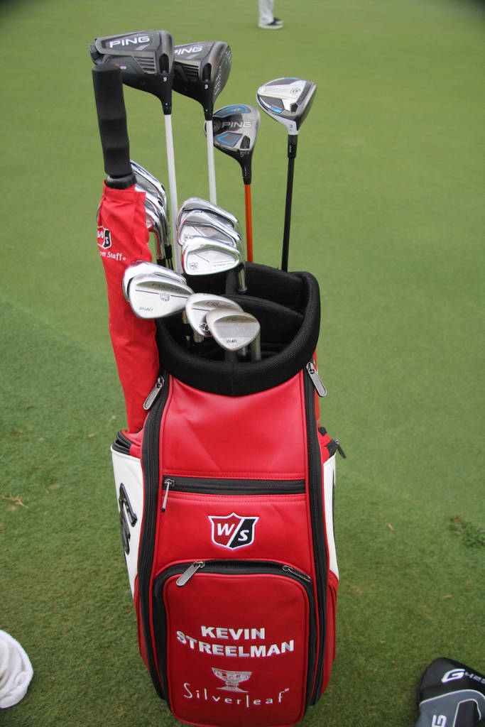 Kevin Streelman, golf bag, red, SD Phone Wallpaper