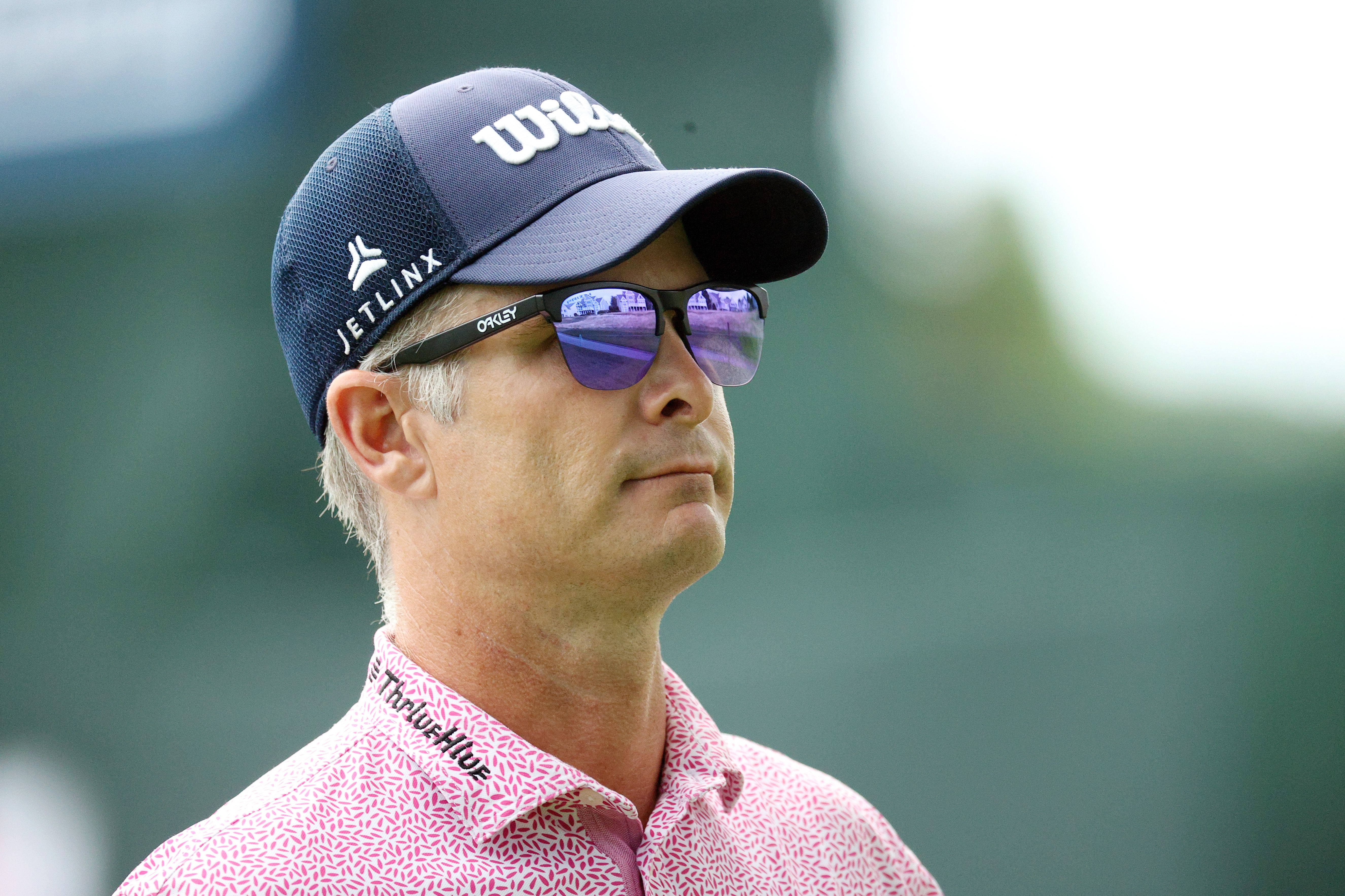 Kevin Streelman, pink patterned shirt, blue cap, 5K Desktop Wallpaper