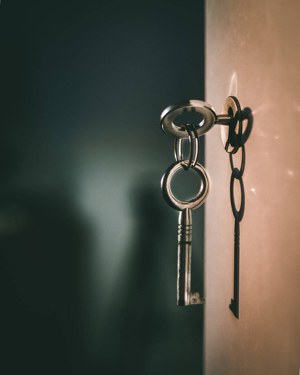vintage metal key, chain, wooden door, SD Phone Wallpaper
