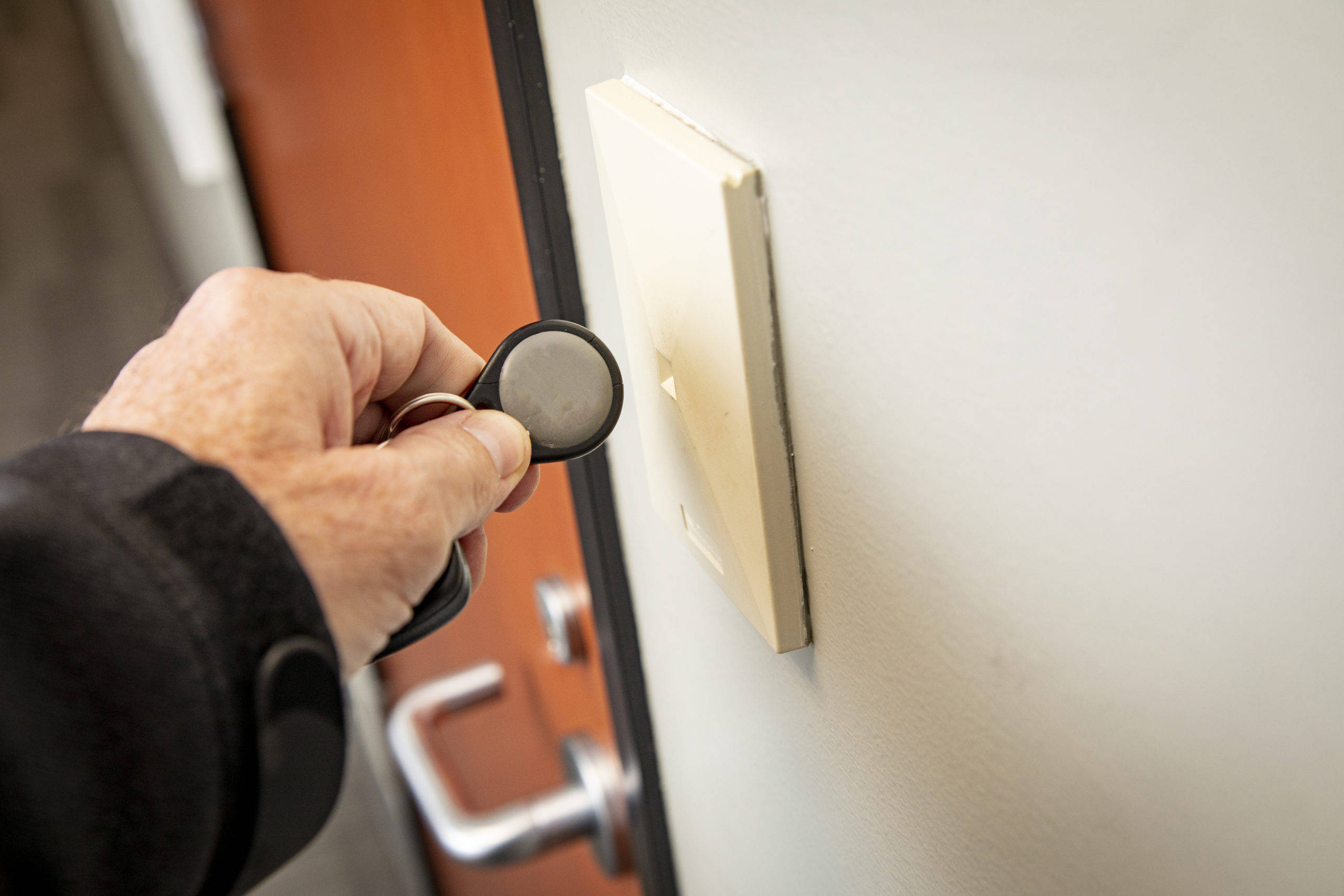 magnetic key, key fob, light switch, 2K Desktop Wallpaper