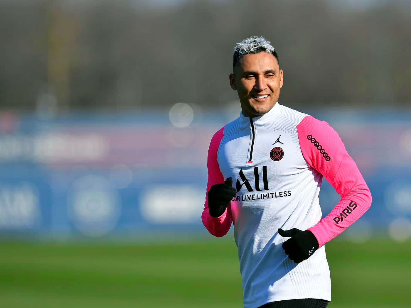 Keylor Navas, green pitch, white and pink training kit, HD Desktop Wallpaper