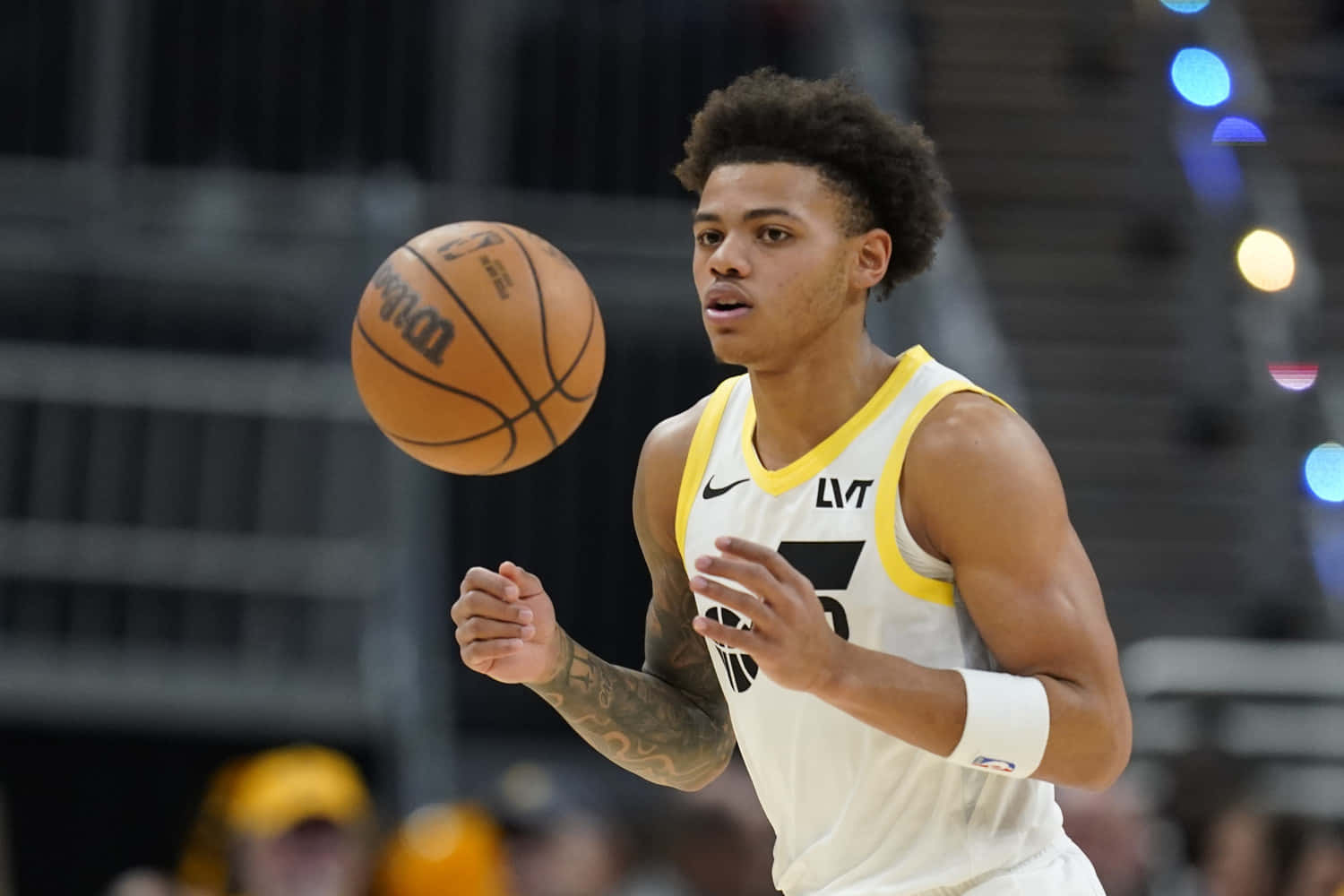 Keyonte George, white and yellow jersey, dribbles a ball, HD Desktop Wallpaper