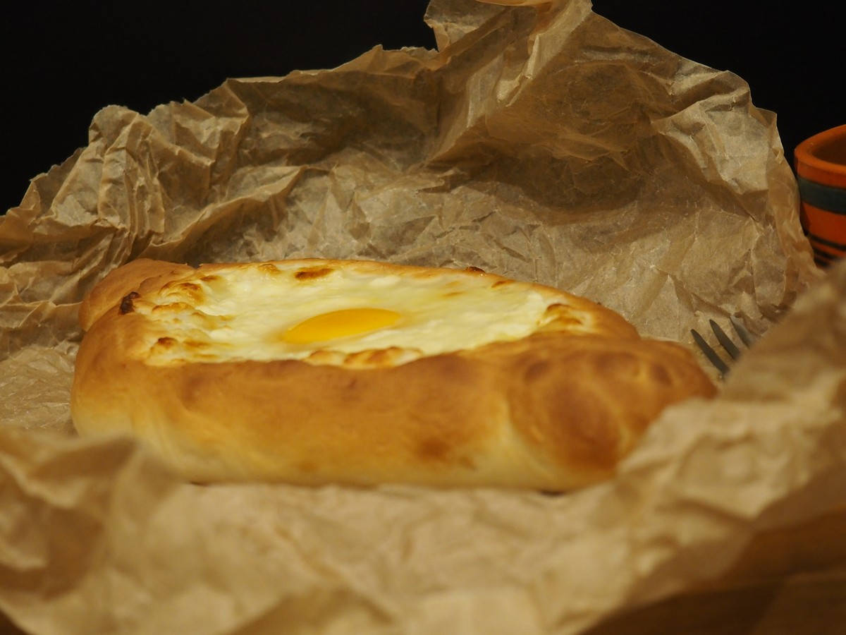 baked khachapuri, golden-brown baked bread, sunny-side-up egg, SD Desktop Wallpaper