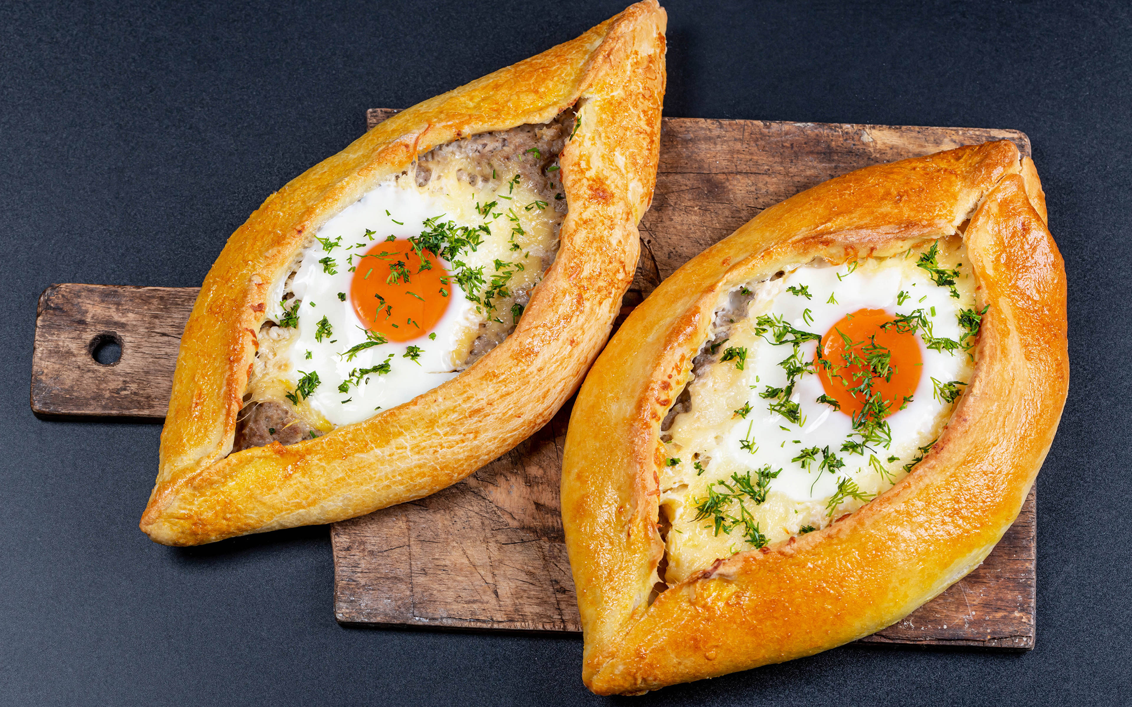 Cheesy Georgian Khachapuris, cuisine, wooden tray, 4K Desktop Wallpaper