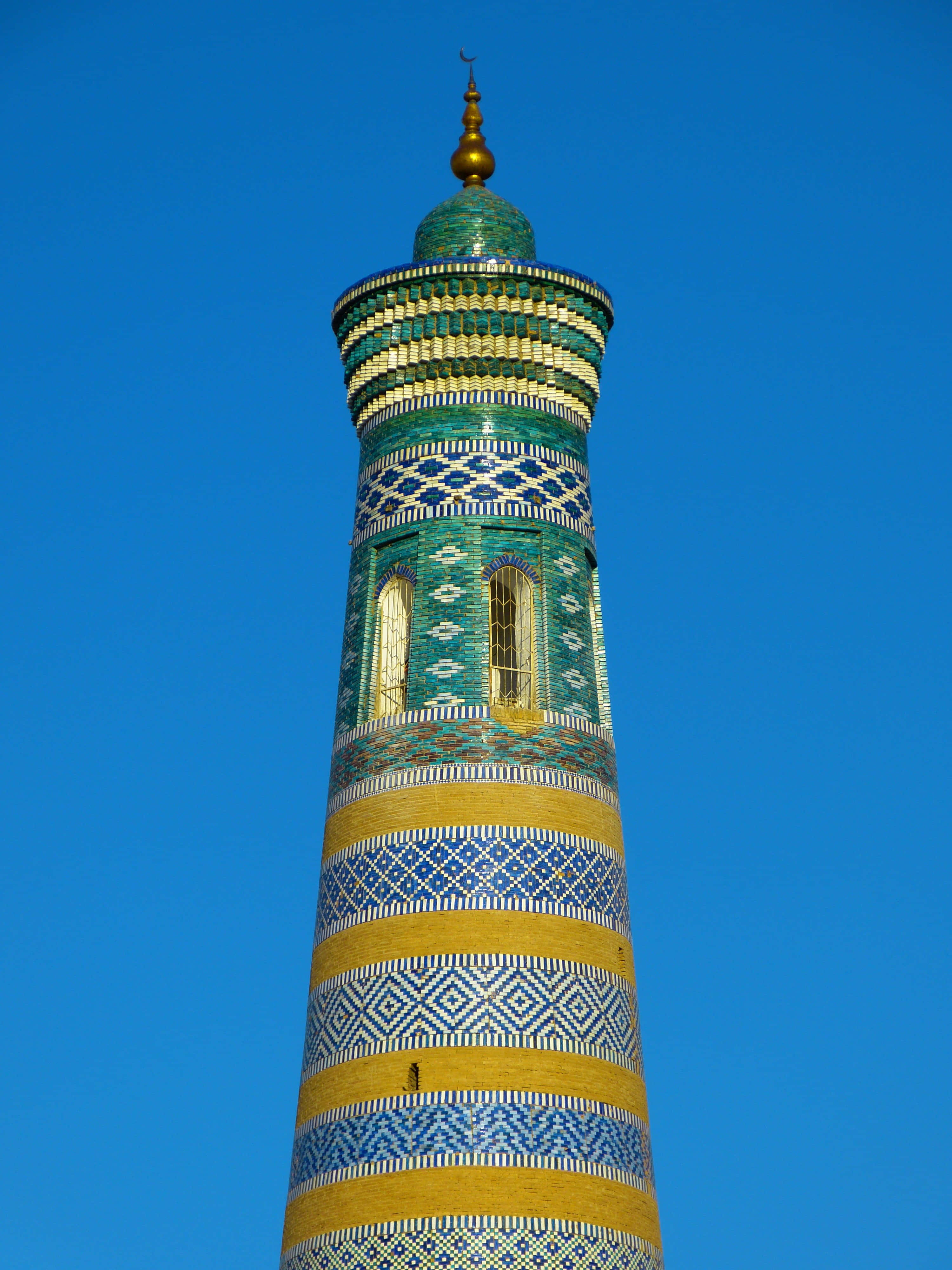 Khiva, tall green minaret, turquoise and gold tiled, 4K Phone Wallpaper