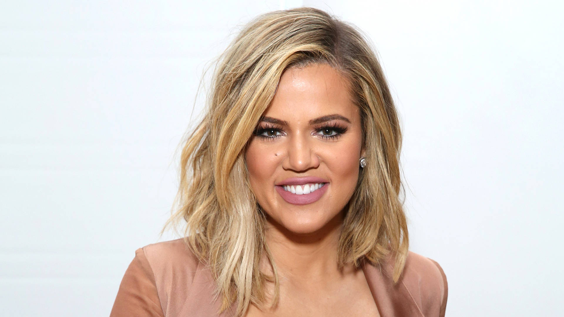 Khloe Kardashian, beige blazer, wavy blonde hair, Full HD Desktop Wallpaper