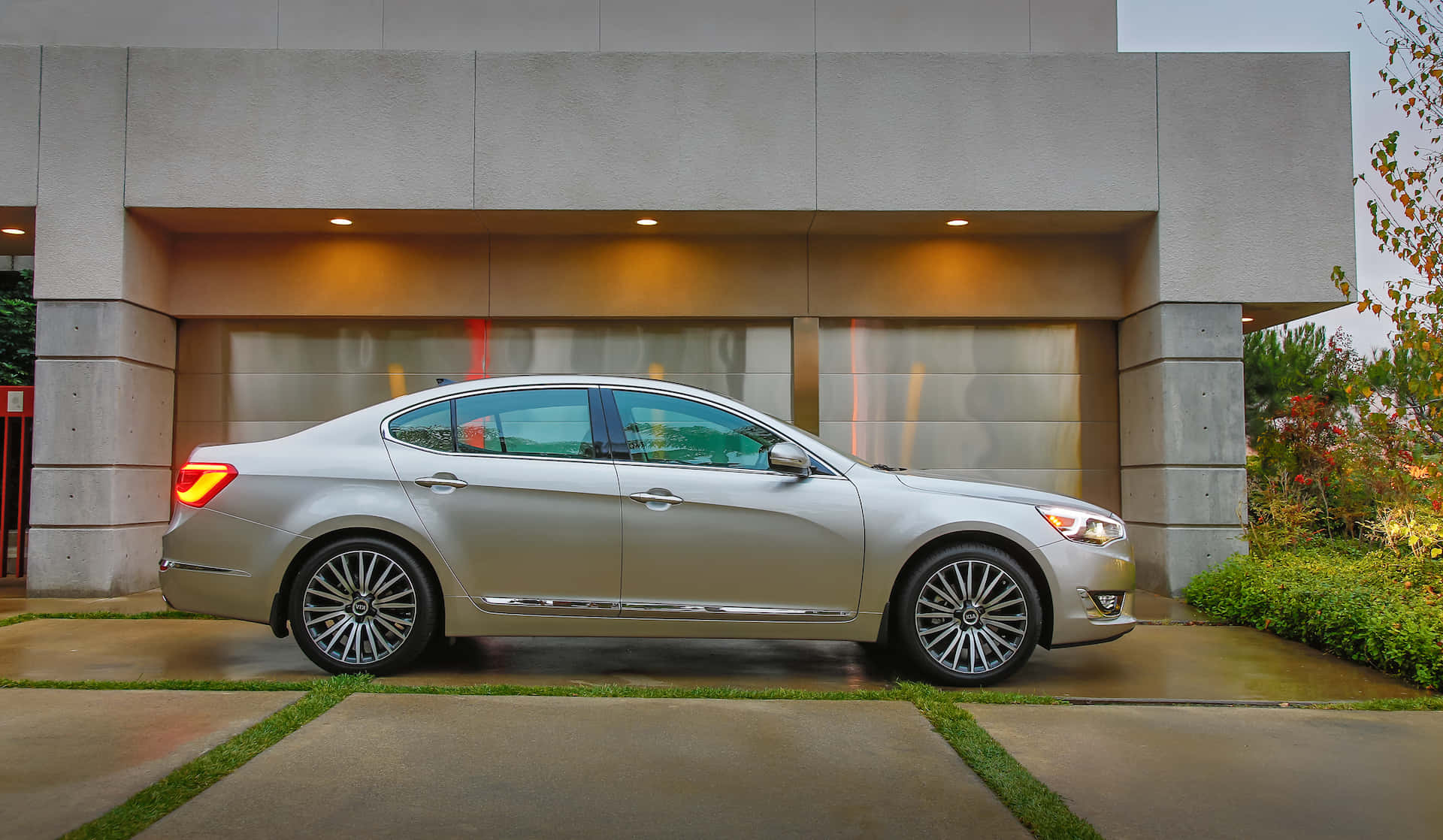 Kia Cadenza, silver, modern concrete building, Full HD Desktop Wallpaper