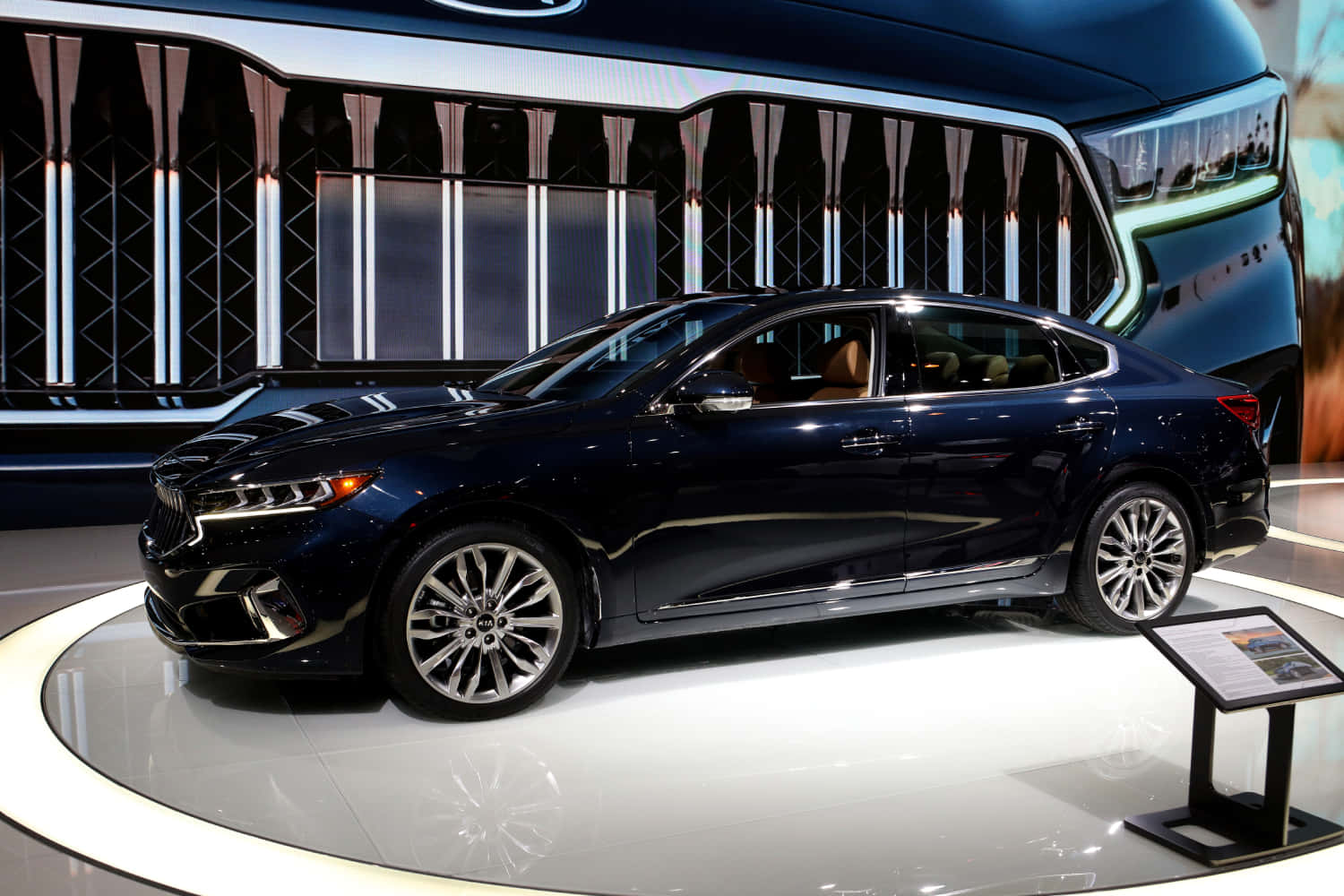 Kia Cadenza, dark blue, circular showroom stage, HD Desktop Wallpaper