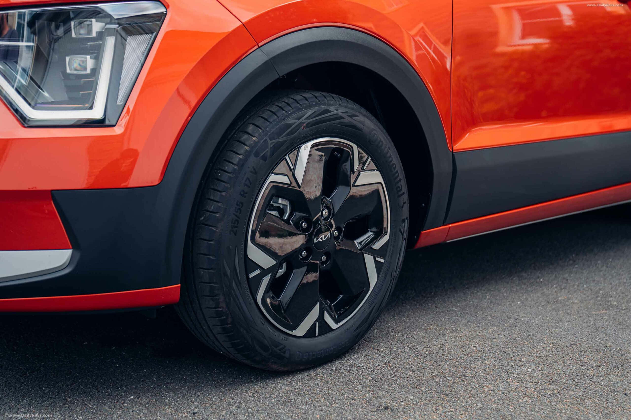 Kia Niro, vibrant orange, front wheel, 2K Desktop Wallpaper