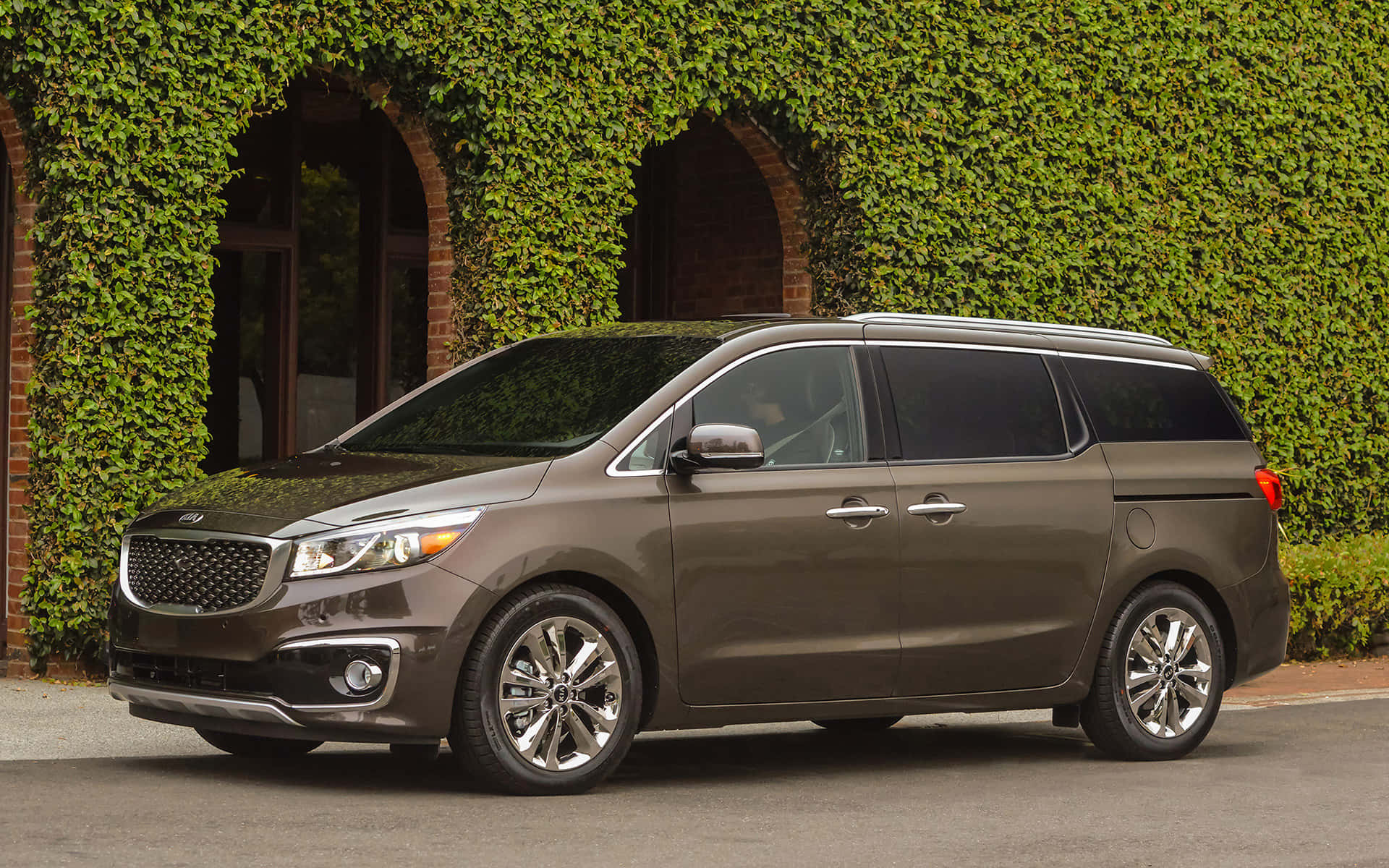 Kia Sedona, brown, brick building, Full HD Desktop Wallpaper