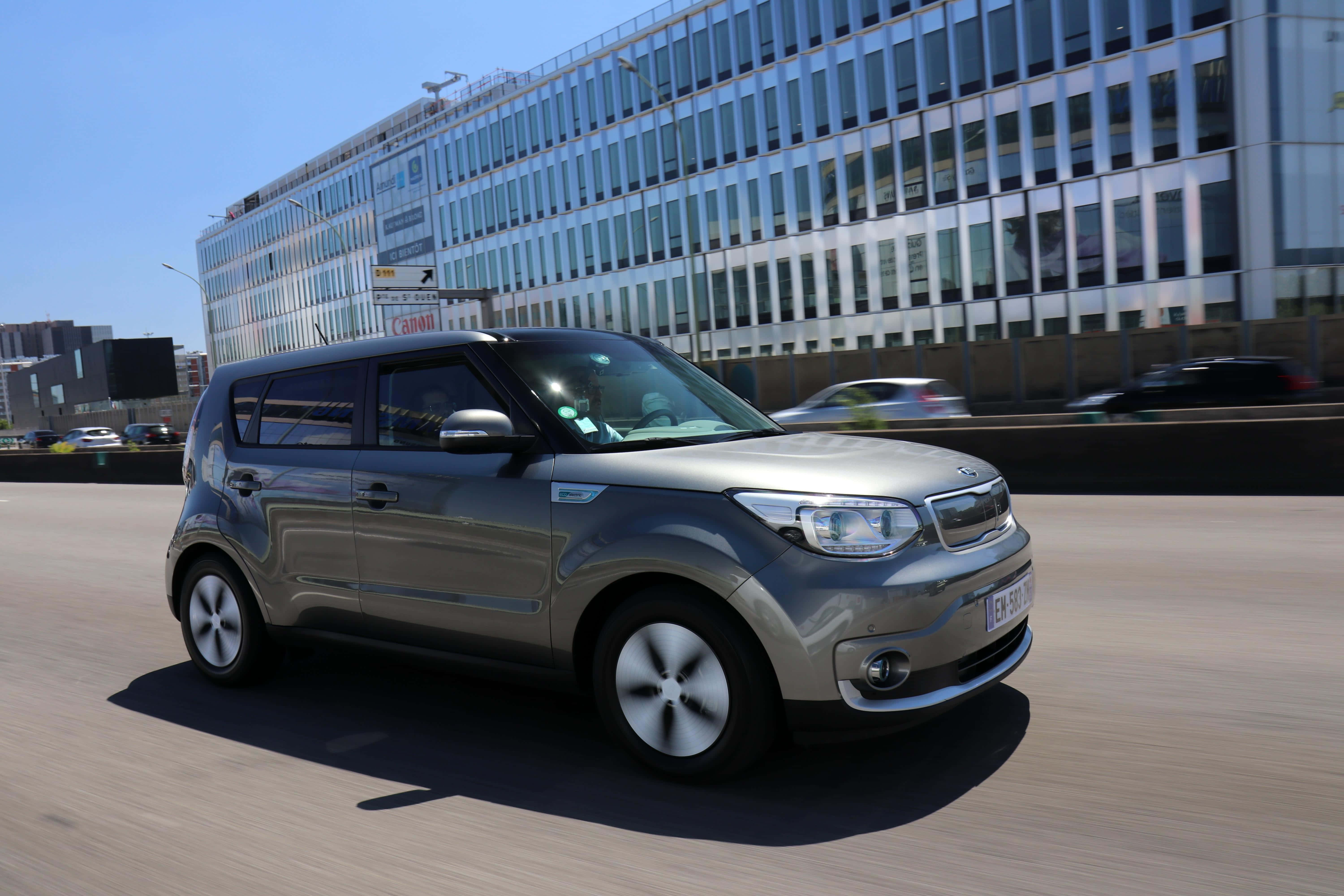 2022 Kia Soul, silver, sunlit urban highway, 5K Desktop Wallpaper