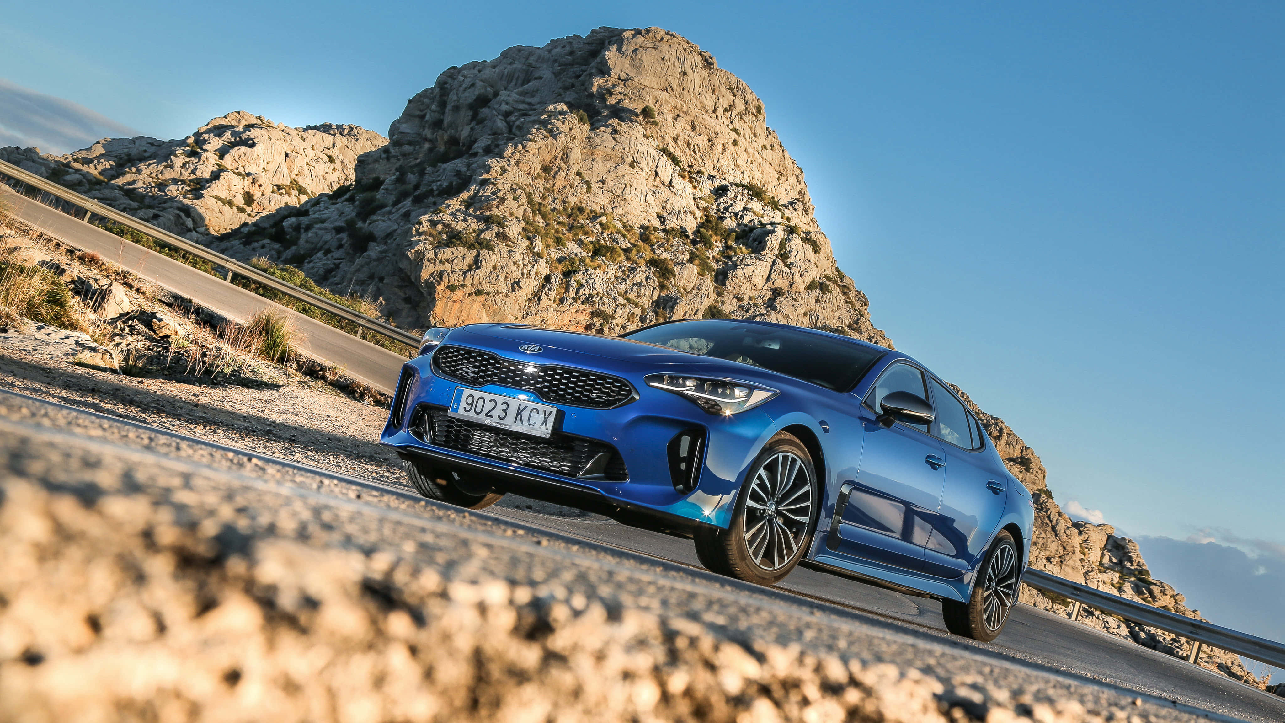 Kia Stinger, vibrant blue, winding mountain road, 4K Desktop Wallpaper