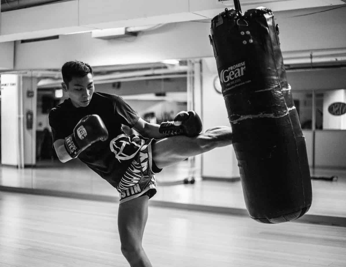 male kickboxing martial artist, boxing gloves, high kick, SD Desktop Wallpaper