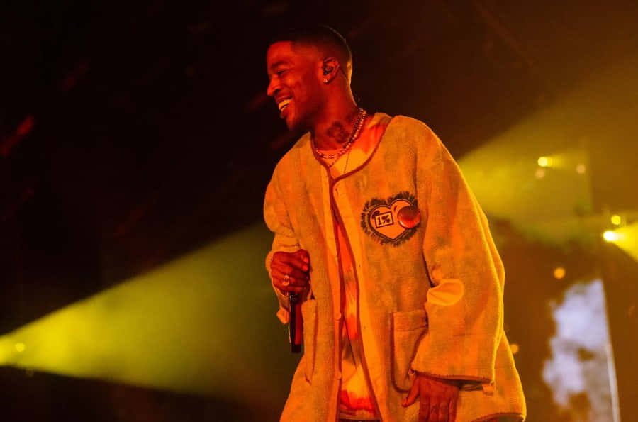 Kid Cudi, yellow jacket, dimly lit stage, SD Desktop Wallpaper
