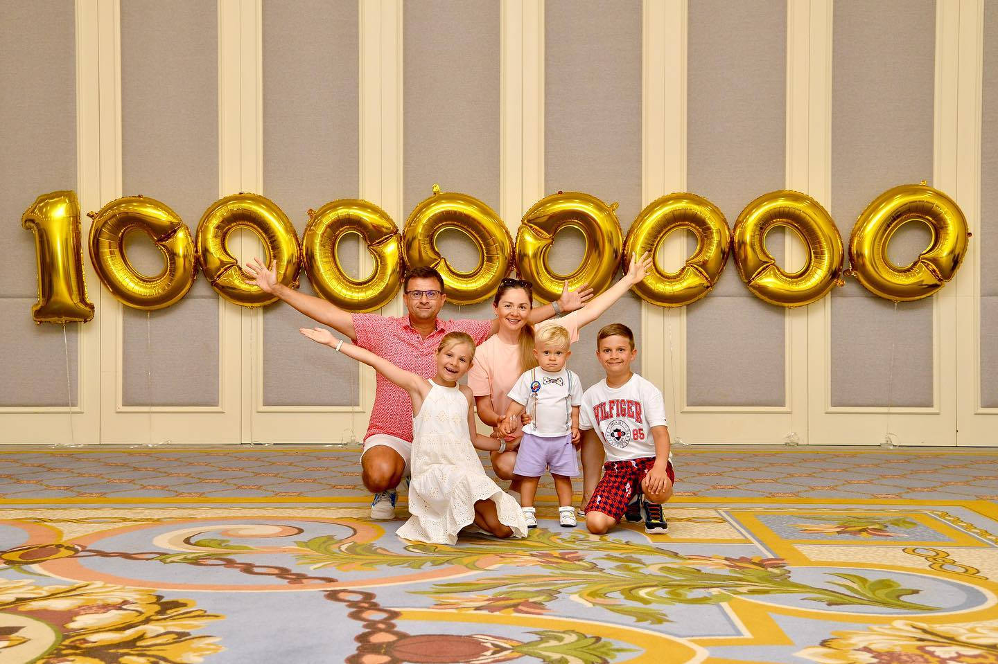 Kids Diana Show, one million, giant gold balloons, HD Desktop Wallpaper