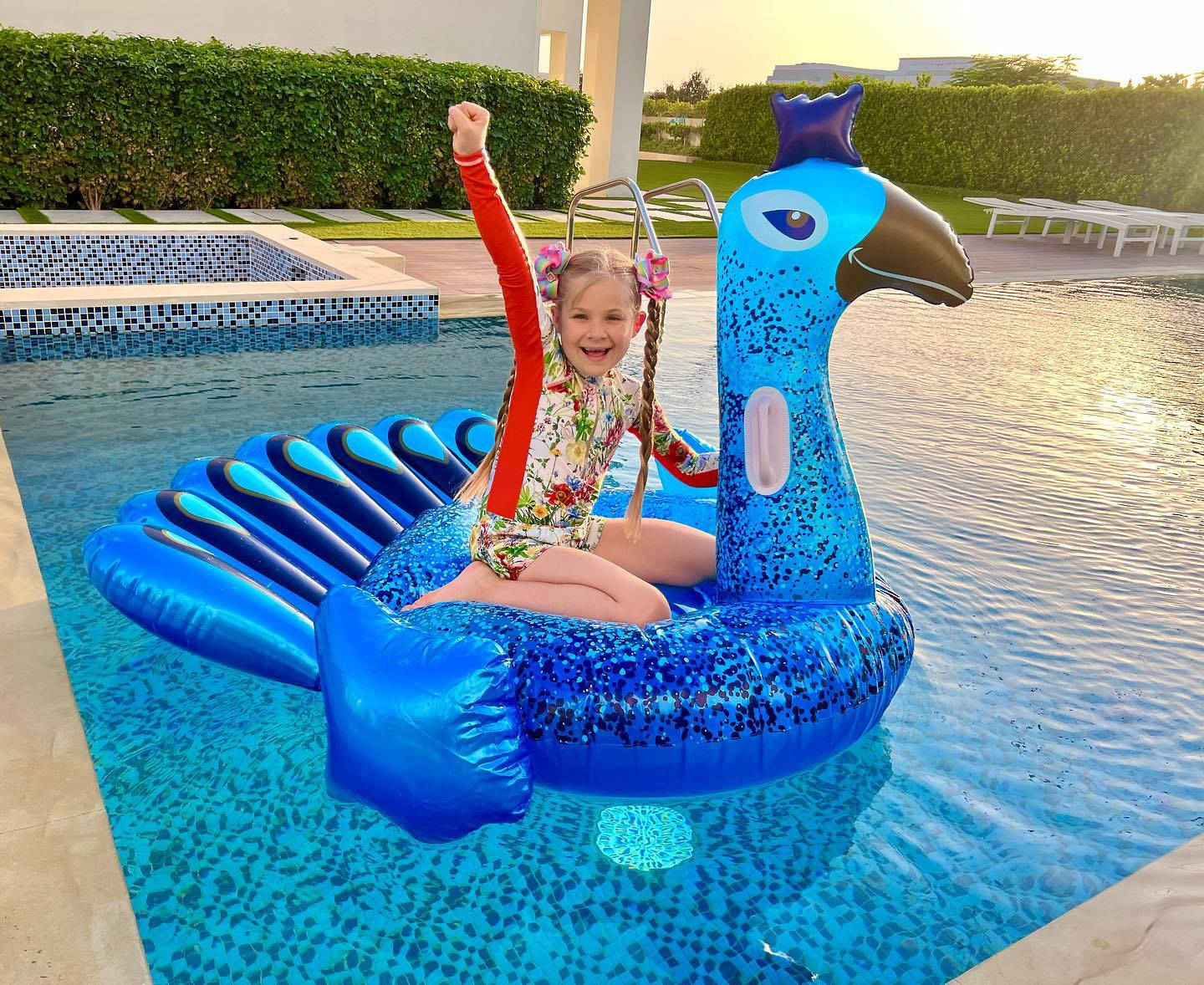 Kids Diana Show, peacock float, glittering blue, HD Desktop Wallpaper