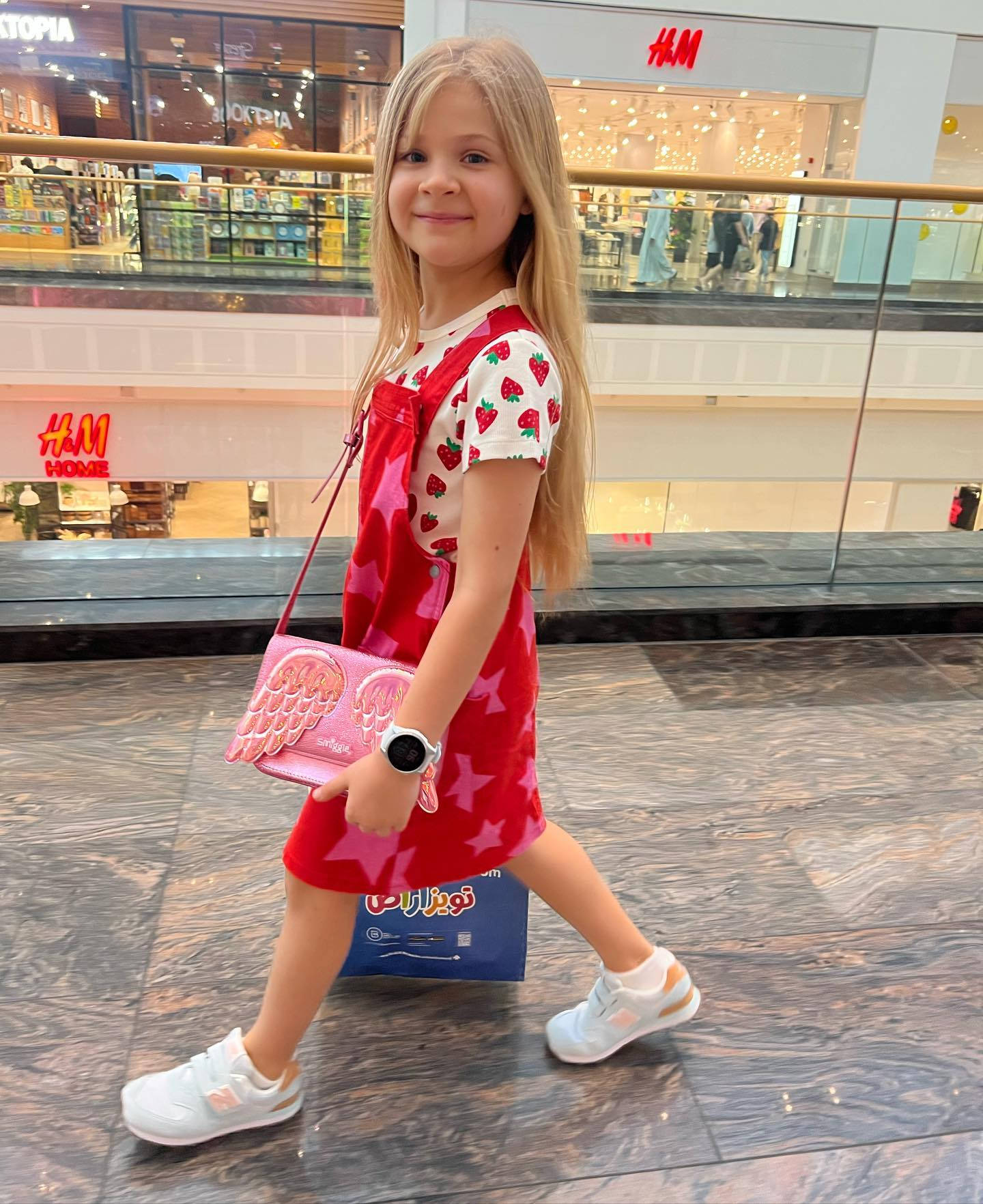 Kids Diana Show, strawberry-print shirt, red star-patterned dress, HD Phone Wallpaper