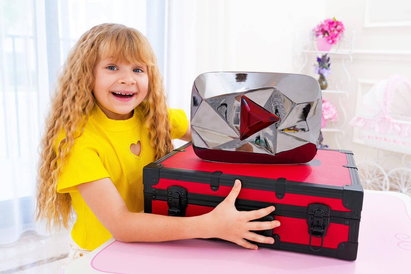 Kids Diana Show, red suitcase, shiny YouTube play button trophy, HD Desktop Wallpaper