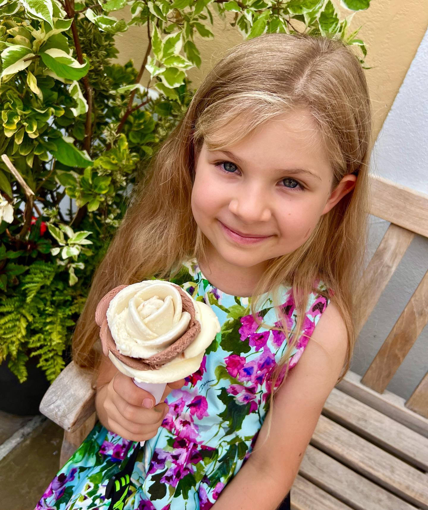 Kids Diana Show, rose-shaped ice cream cone, blonde hair, HD Phone Wallpaper