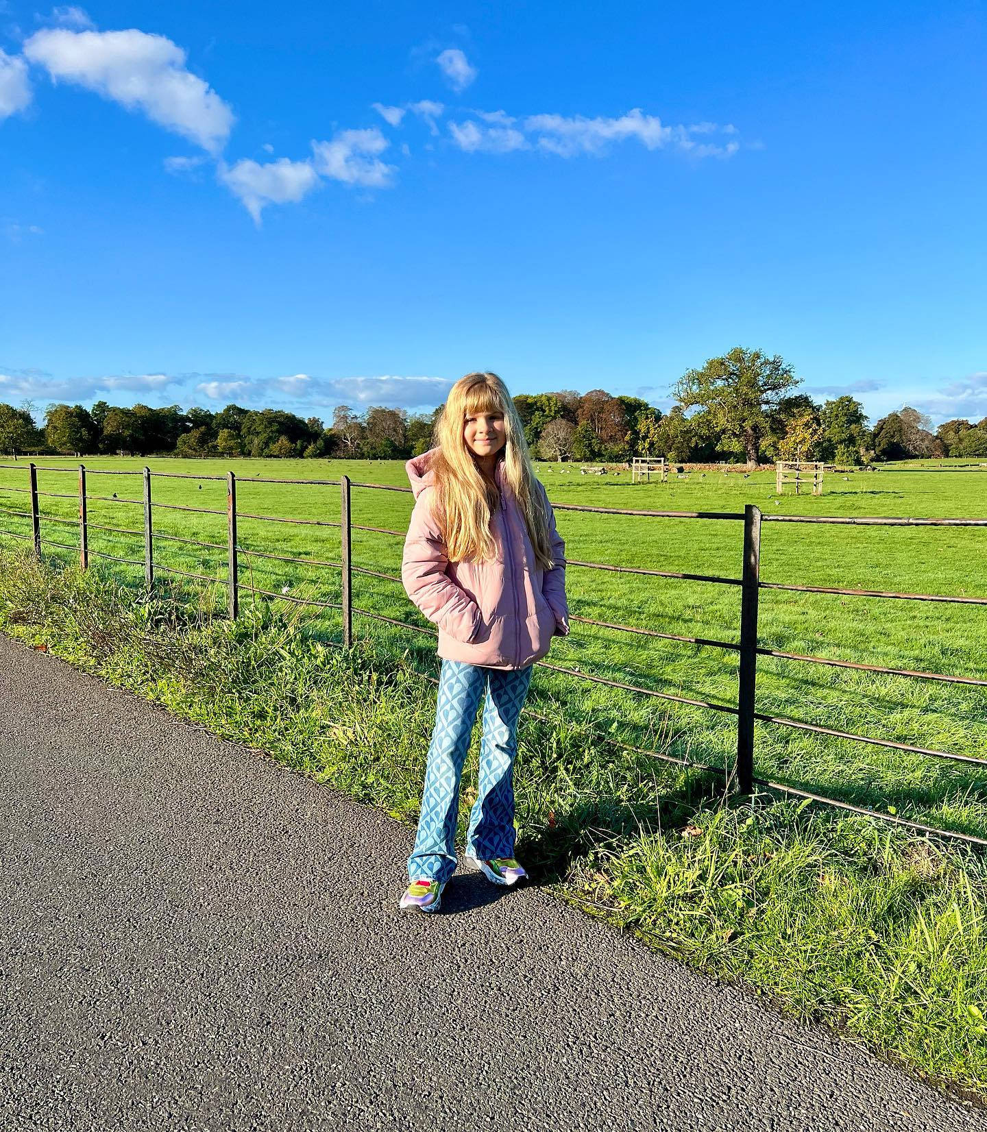Kids Diana Show, pink jacket, gravel path, HD Phone Wallpaper
