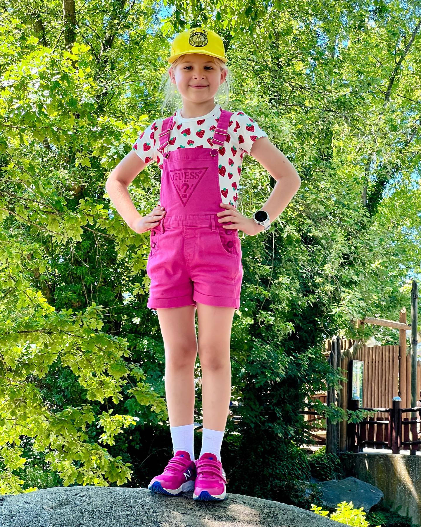 Kids Diana Show, bright pink overalls, yellow cap, HD Phone Wallpaper