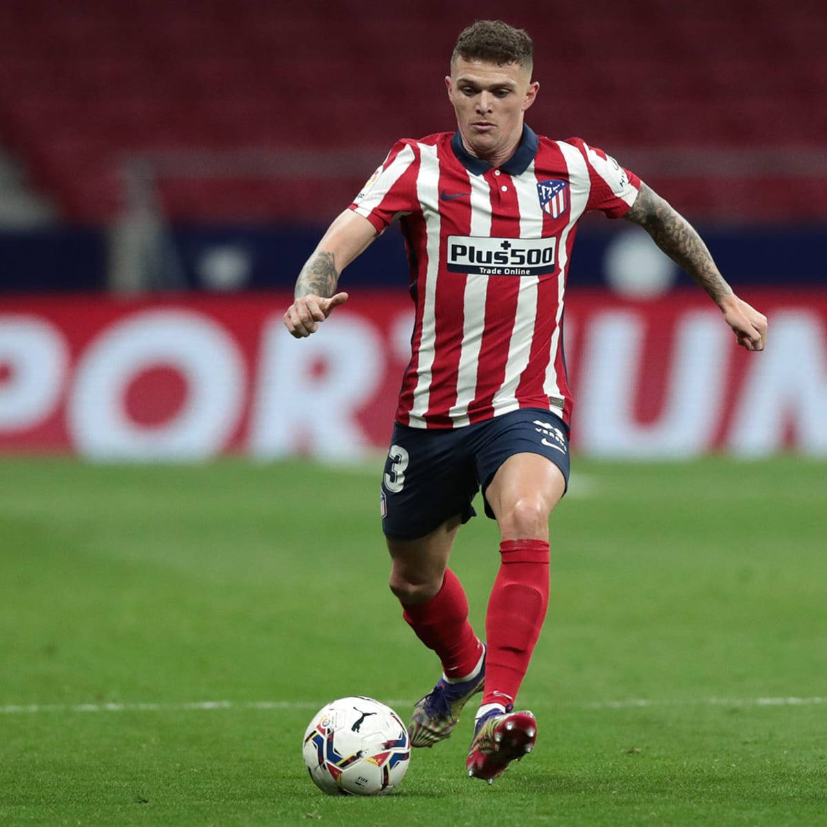 Kieran Trippier, red and white striped jersey, green pitch, SD Desktop Wallpaper