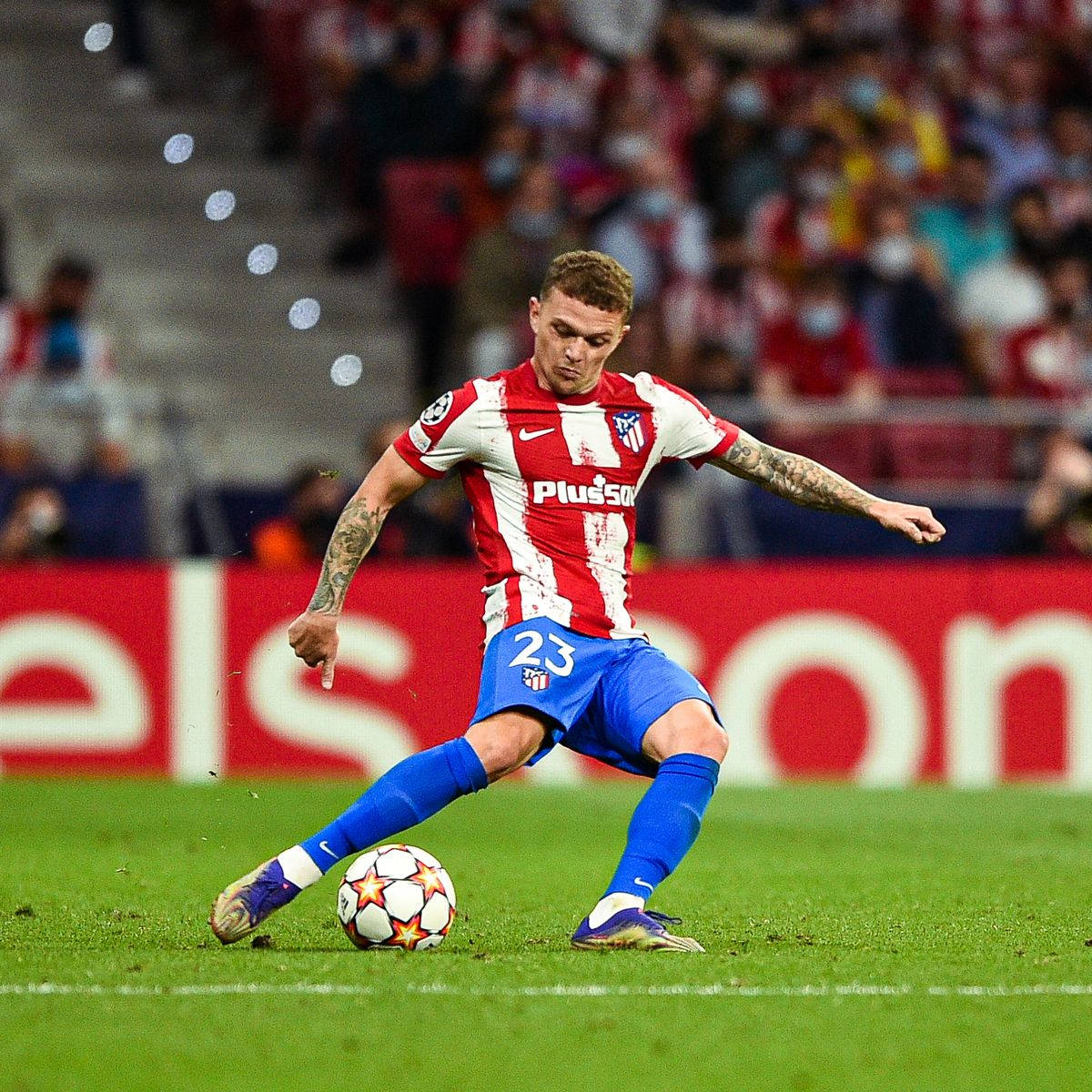 Kieran Trippier, red and white stripes, green pitch, SD Desktop Wallpaper